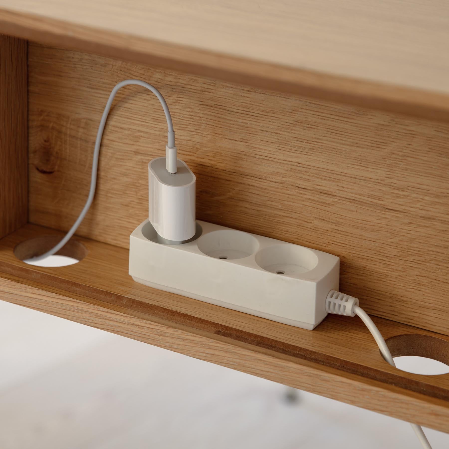 Moderner Audacious Schreibtisch in edler Nussbaumoptik, harmonisch in einem kreativen Büroambiente von Umage präsentiert.