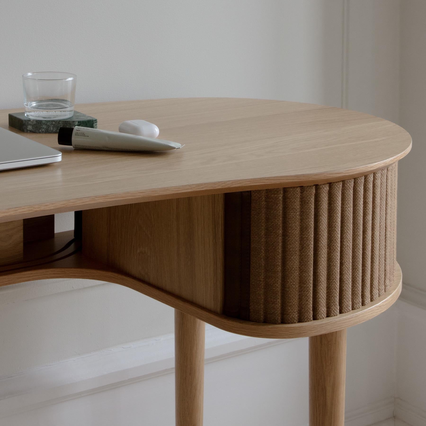 Audacious Schreibtisch in Sugar Brown präsentiert im Onlineshop von KAQTU Design AG. Schreibtisch ist von Umage