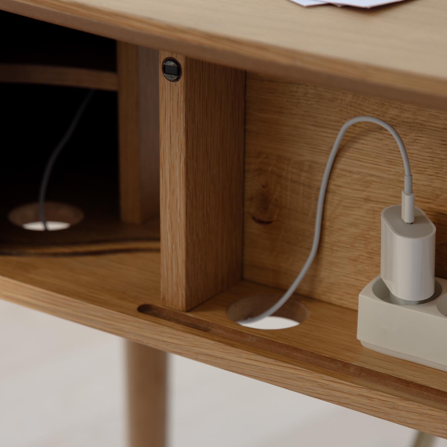 Eleganter Audacious Schreibtisch in Sugar Brown von Umage, ideal für stilvolle Büros und inspirierende Arbeitsumgebungen.
