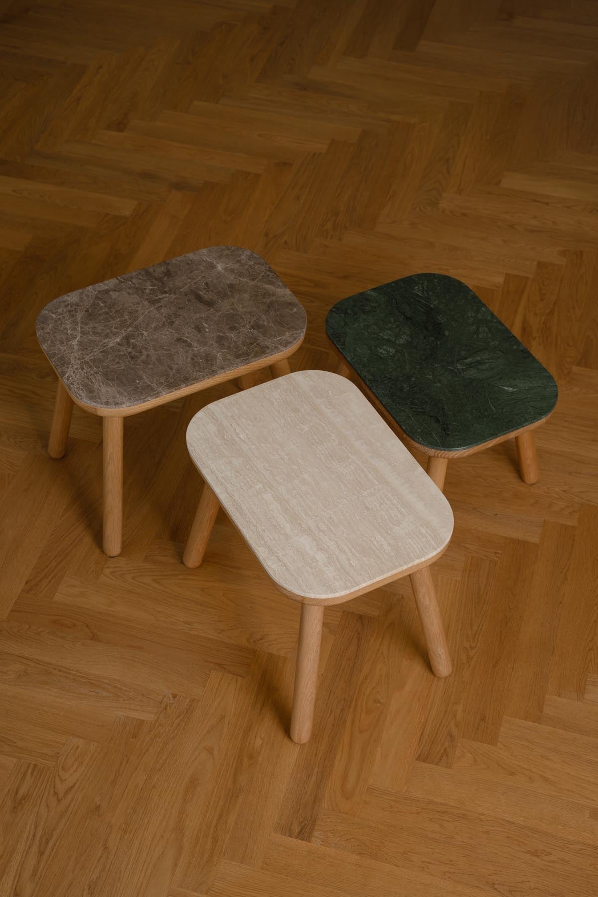 Eleganter Paff low Beistelltisch von Umage aus hochwertigem Travertin, ideal für stilvolle Akzente in modernen Wohnräumen.