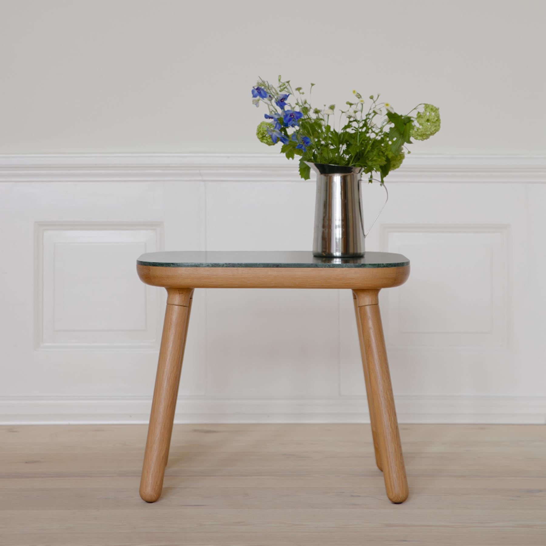 Moderner Paff low Beistelltisch aus grünem Marmor, ideal für minimalistische Einrichtungskonzepte und als stilvolles Wohnaccessoire.