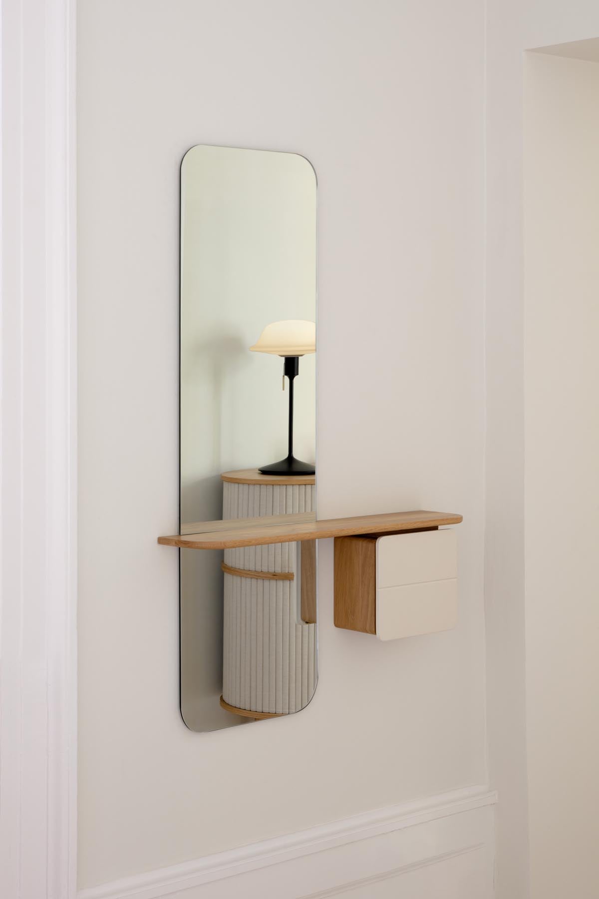 One More Look Wandregal in Pearl White präsentiert im Onlineshop von KAQTU Design AG. Wandregal ist von Umage