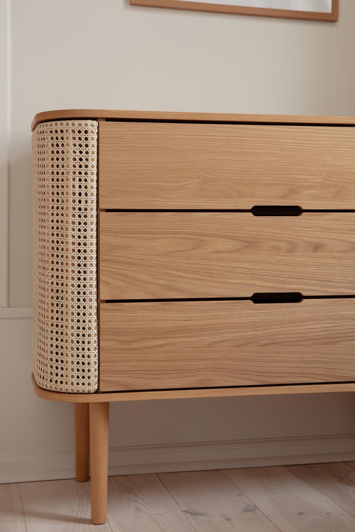 Elegante Treasures Dresser von Umage aus venezianischem Rohrgeflecht, ideal für stilvolle Wohnräume und praktischen Stauraum.