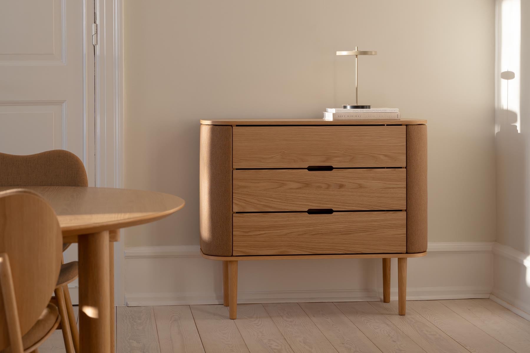 Moderne Treasures Kommode in warmem Sugar Brown von Umage, perfekt für eine stilvolle Einrichtung und funktionalen Stauraum.