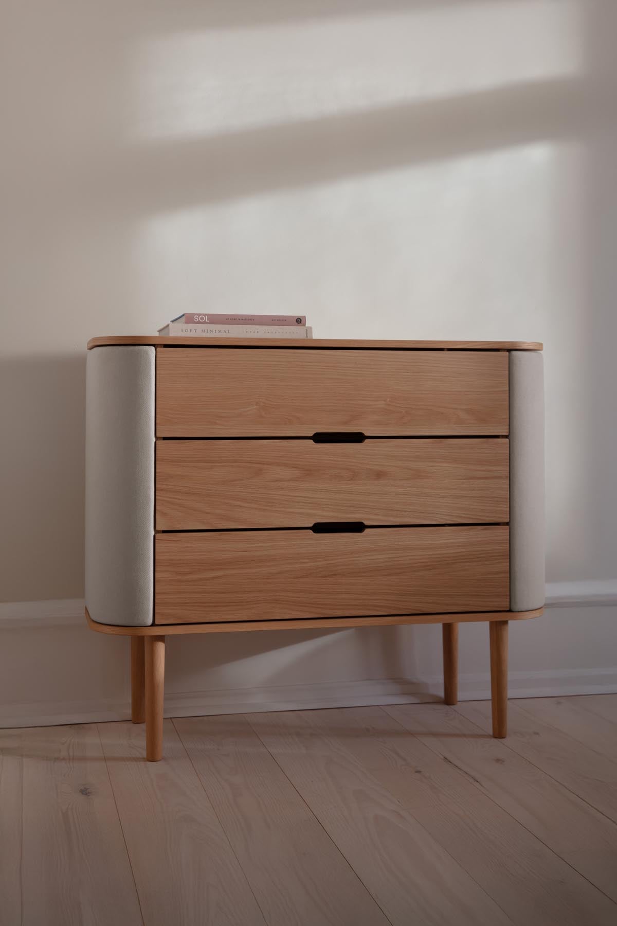 Moderne Kommode Treasures Dresser in White Sands von Umage, perfekt für eine stilvolle Einrichtung und praktische Aufbewahrungslösungen.