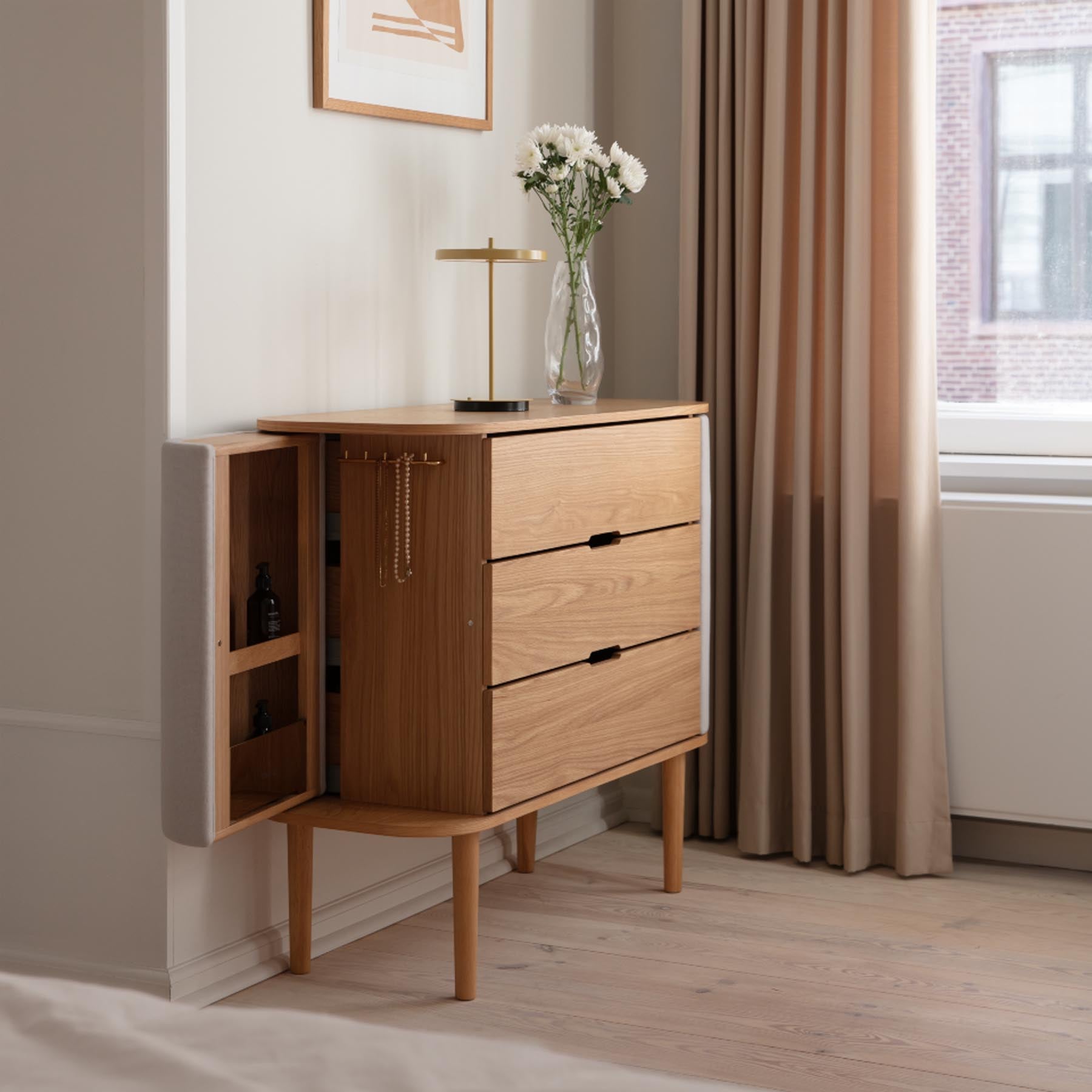 Elegante Treasures Dresser in sanften Weißtönen, ideal für zeitgemäße Wohnräume und funktionale Stauraumgestaltung.