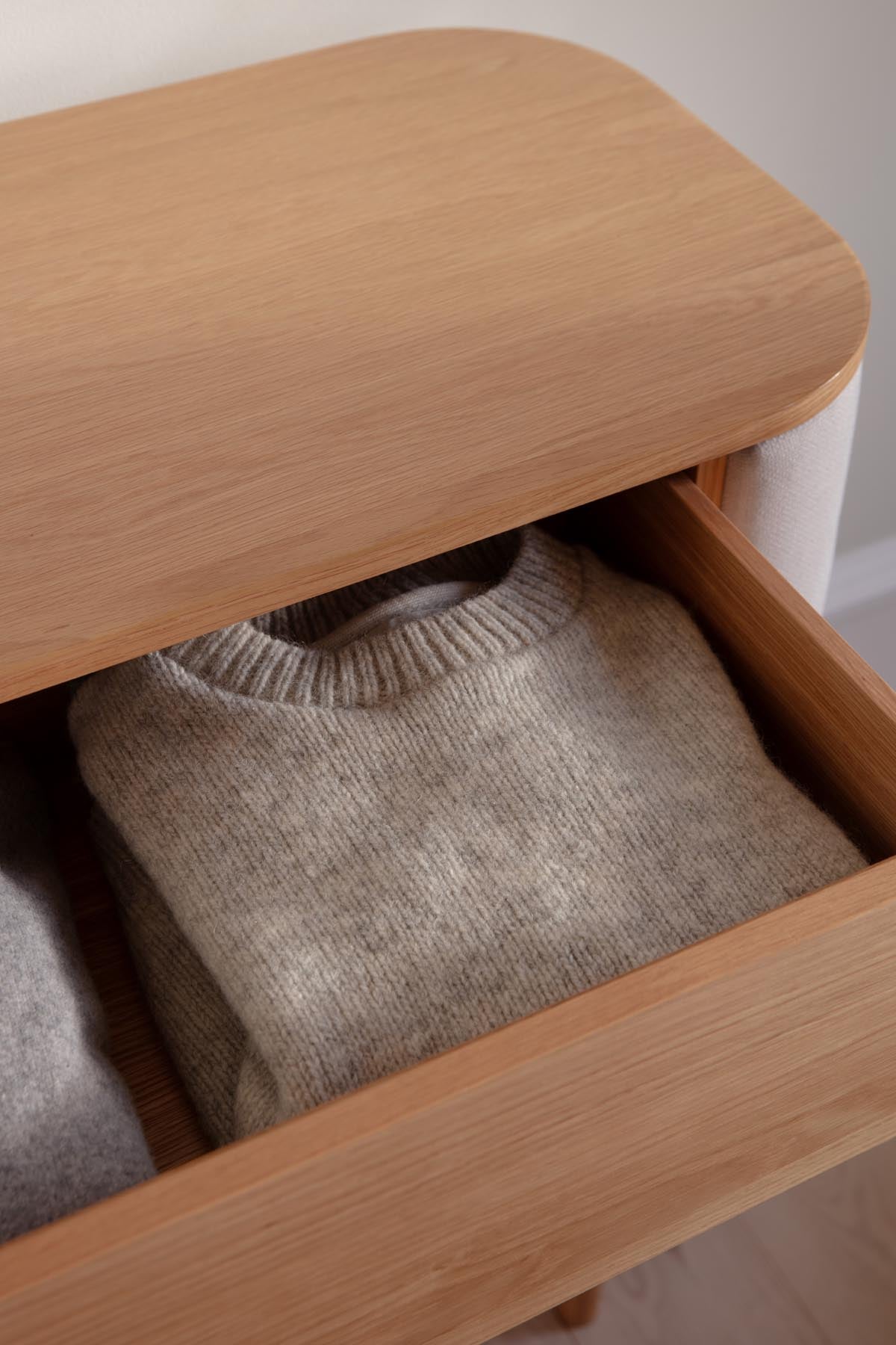 Elegante Treasures Dresser von Umage in sanften Weißtönen, ideal für stilvolle Einrichtung und funktionalen Stauraum in jedem Zuhause.