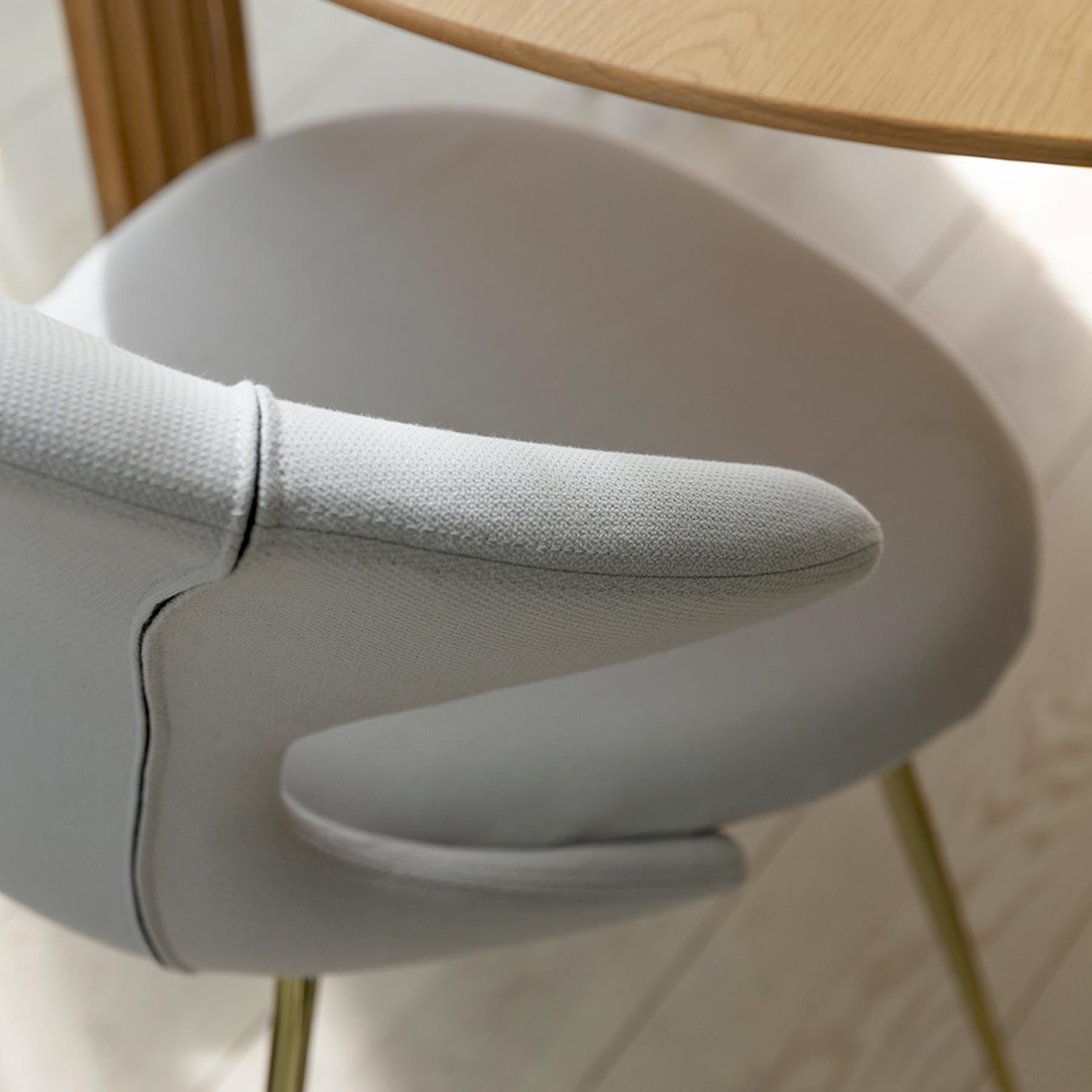 Moderner Comfort Circle Esstisch aus hochwertiger Eiche von Umage, perfekt für gemütliche Esszimmer und gesellige Runden.