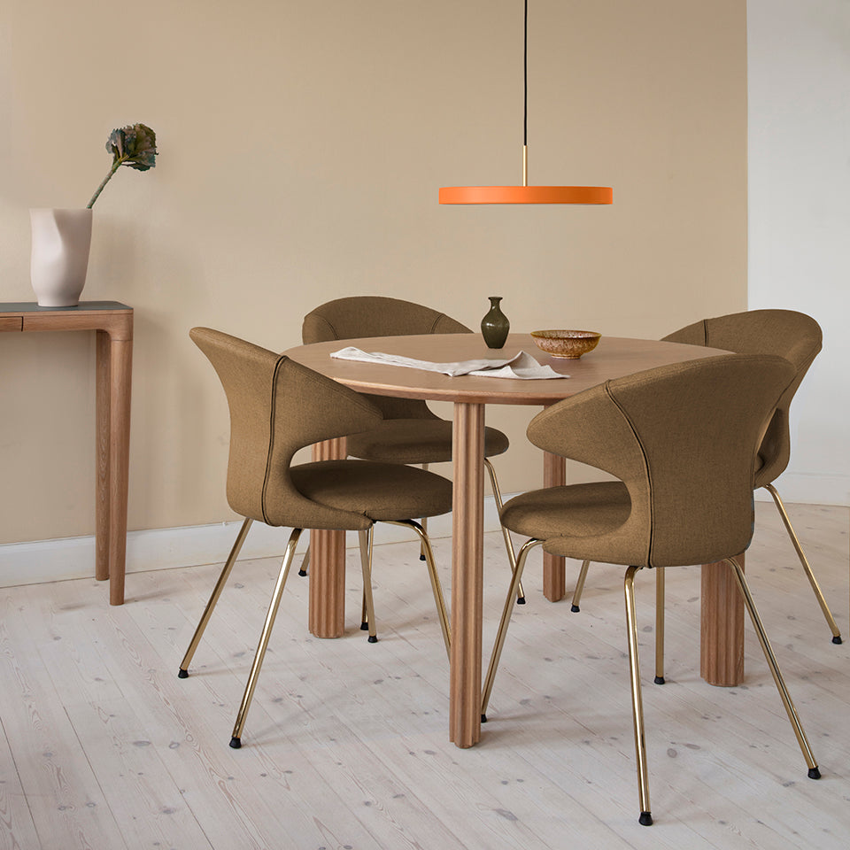 Eleganter Comfort Circle Esstisch von Umage, gefertigt aus edler Eiche, ideal für stilvolle Essbereiche und gesellige Zusammenkünfte.