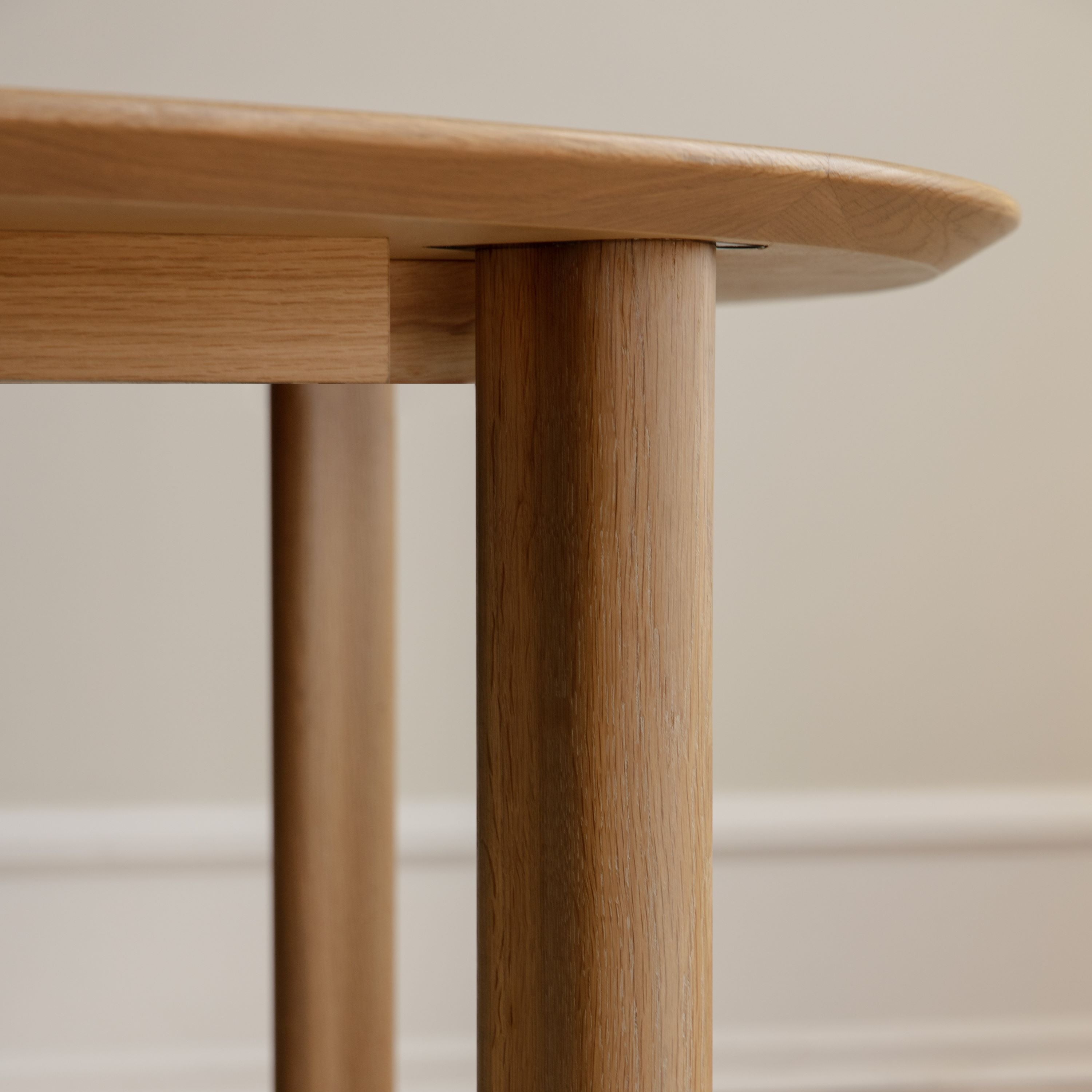 Moderner Comfort Circle Esstisch von Umage aus hochwertiger Eiche, perfekt für gemütliche Esszimmer und gesellige Runden.