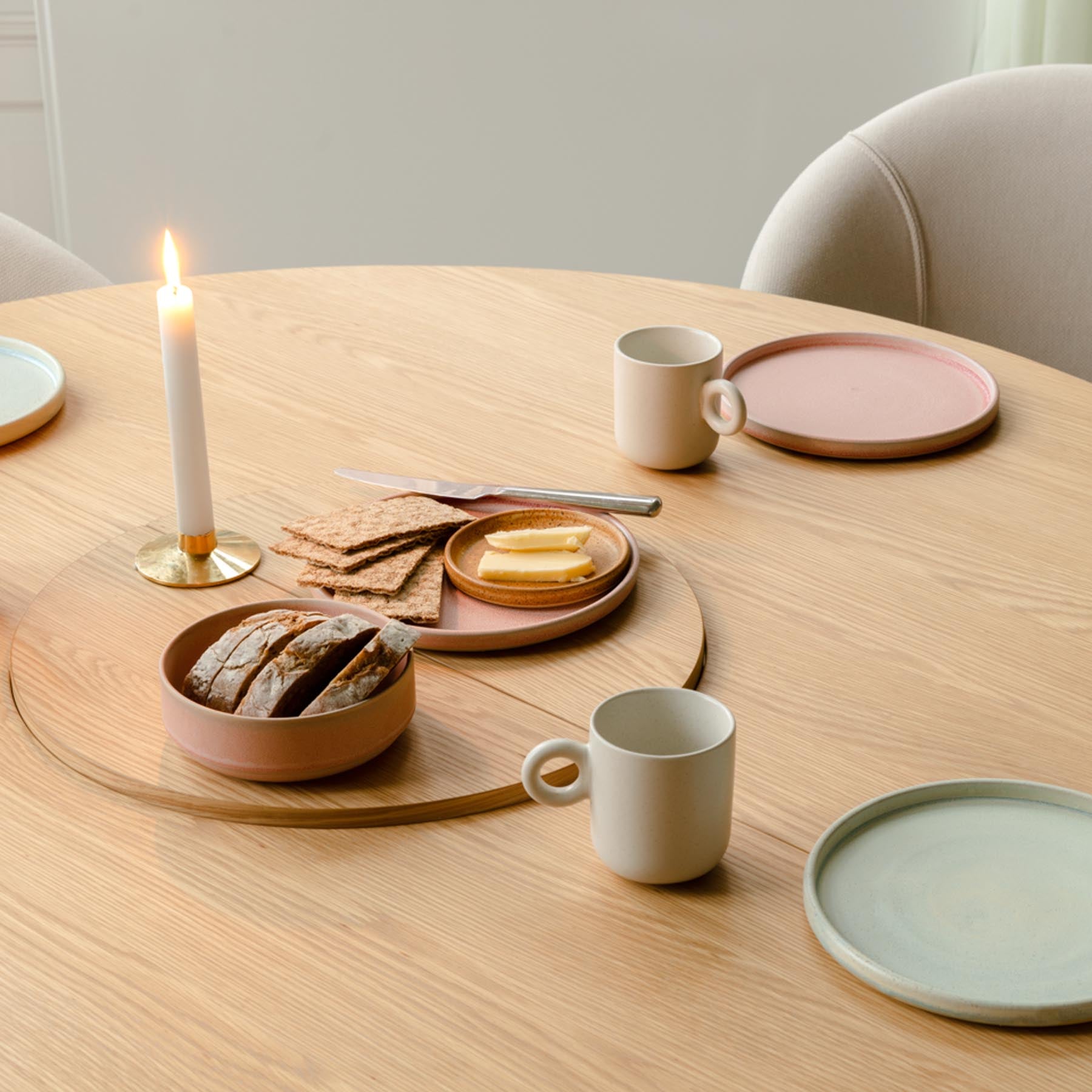 Moderner, ausziehbarer Comfort Circle Esstisch von Umage aus Eiche, perfekt für stilvolle Essbereiche und gesellige Anlässe.