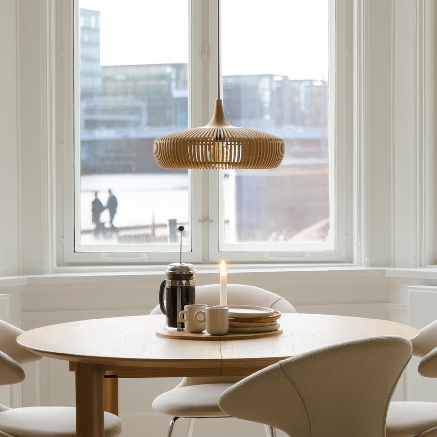Eleganter Comfort Circle Esstisch von Umage, ausziehbar und aus hochwertiger Eiche, ideal für gemütliche Essensmomente und stilvolle Einrichtung.