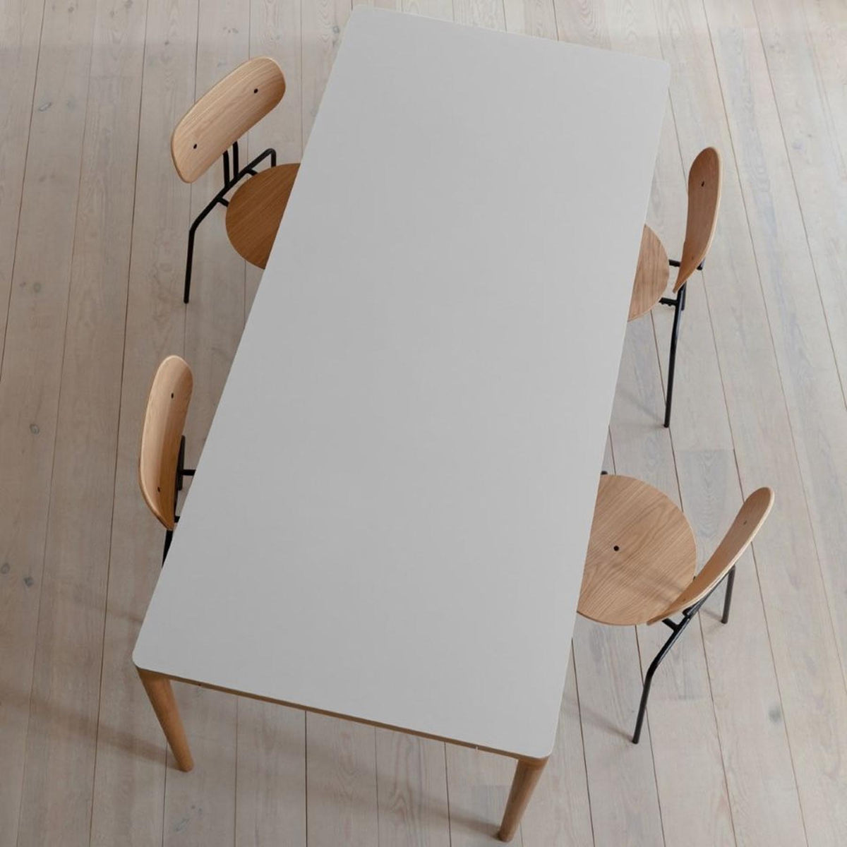 Heart'n'Soul Esstisch in Cloud Grey präsentiert im Onlineshop von KAQTU Design AG. Esstisch ist von Umage