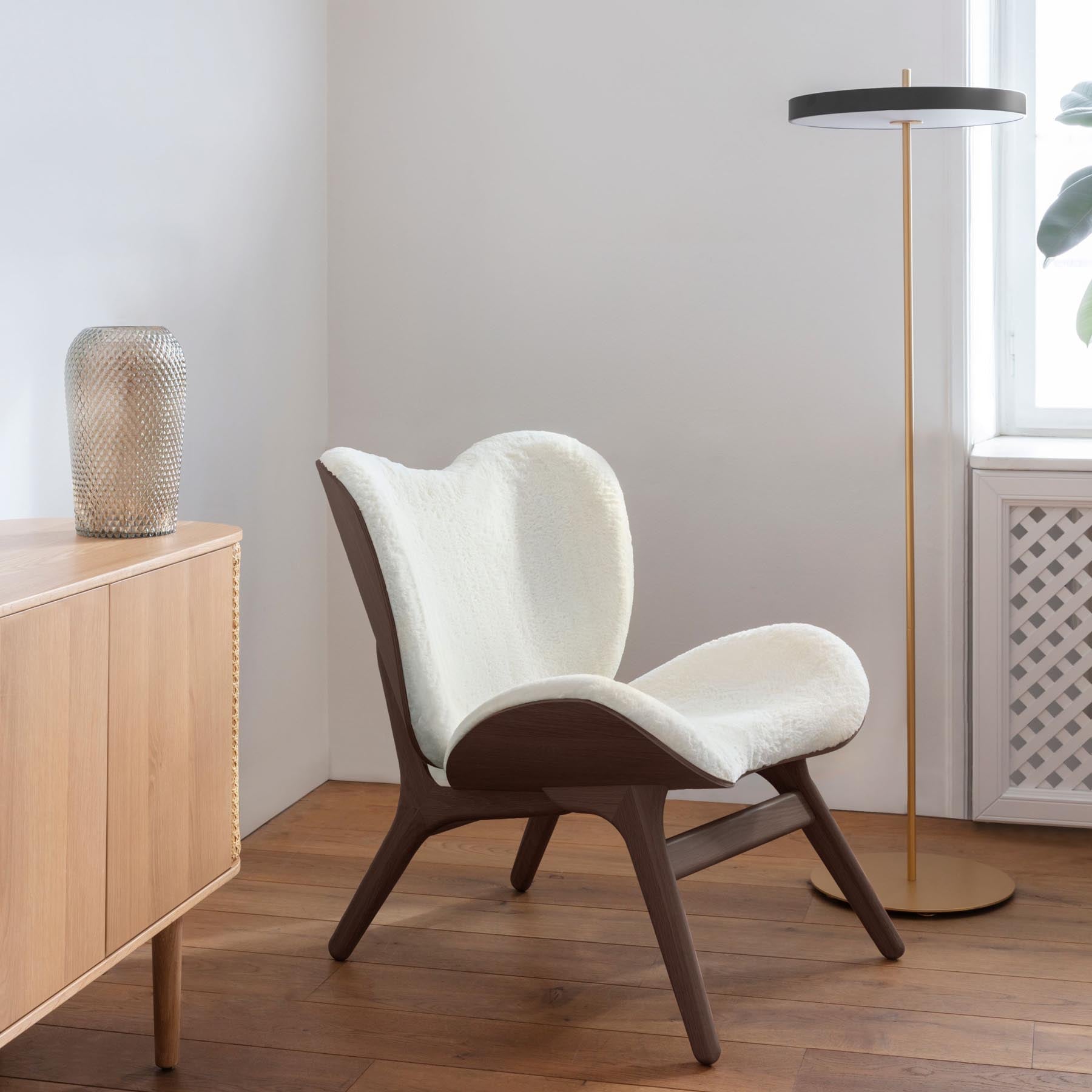 Eleganter Low Sessel in Teddy White von Umage, ideal für entspannte Gespräche und stilvolle Wohnräume.