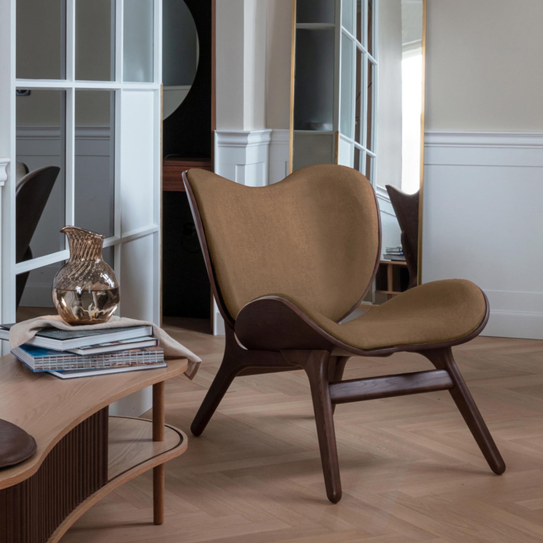 Eleganter A Conversation Piece Low Sessel in warmem Sugar Brown, ideal für stilvolle Wohnräume und gemütliche Gespräche.