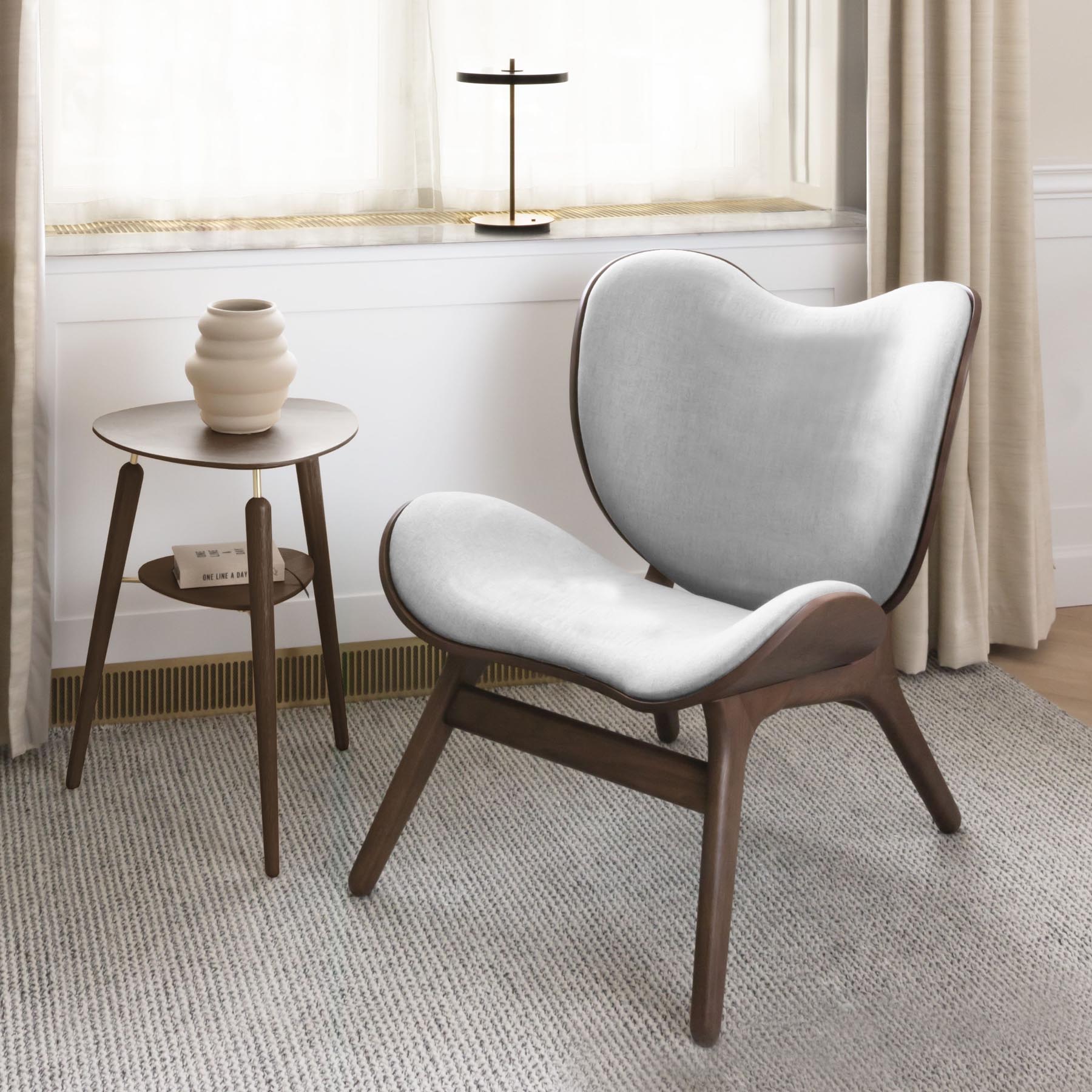 Eleganter A Conversation Piece Low Sessel von Umage in stilvollem Sterling, ideal für gemütliche Stunden und geschmackvolle Einrichtung.