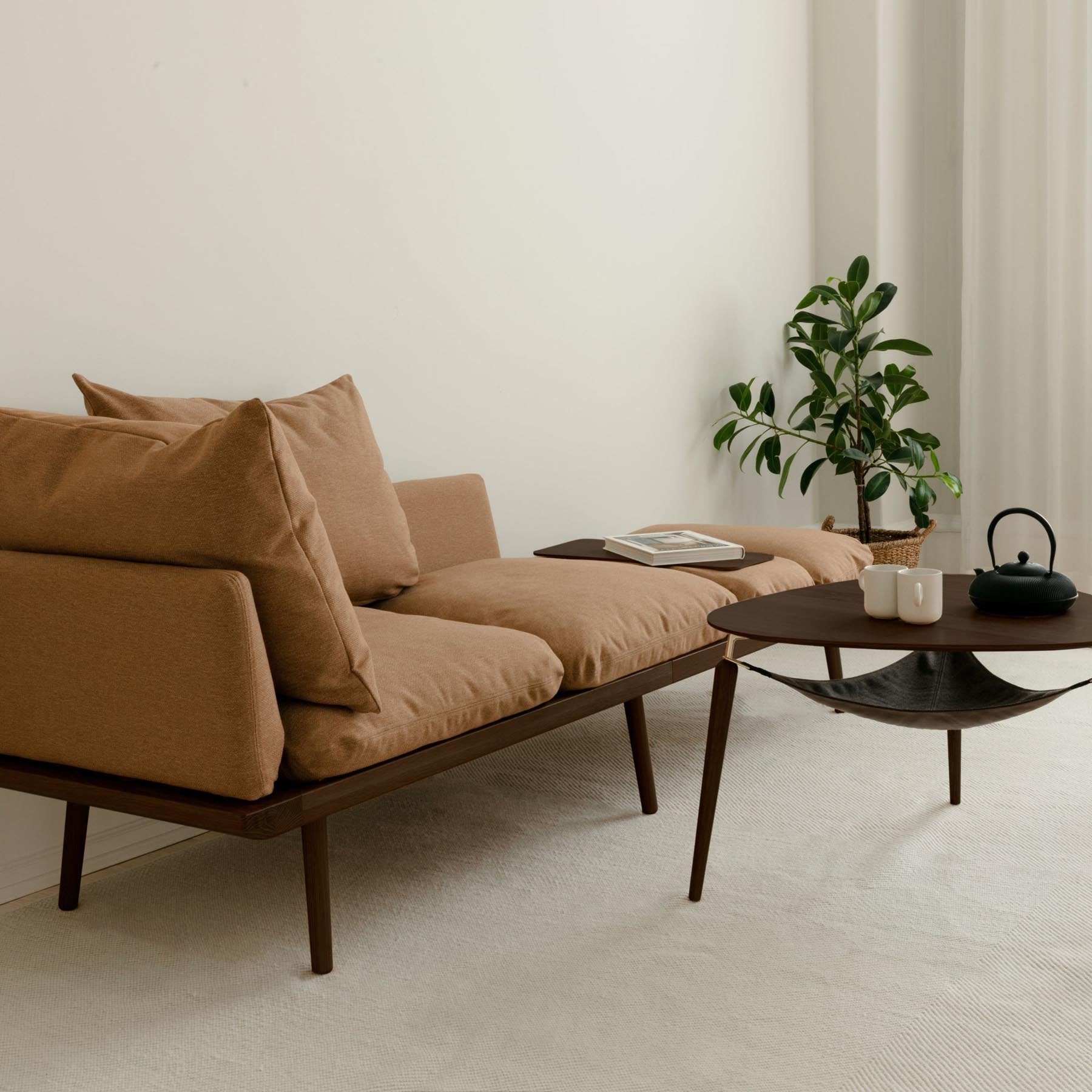 Stylisches Lounge Around 3-Sitzer Sofa von Umage in sanftem Sugar Brown, ideal für gemütliche Abende und stilvolle Einrichtung.