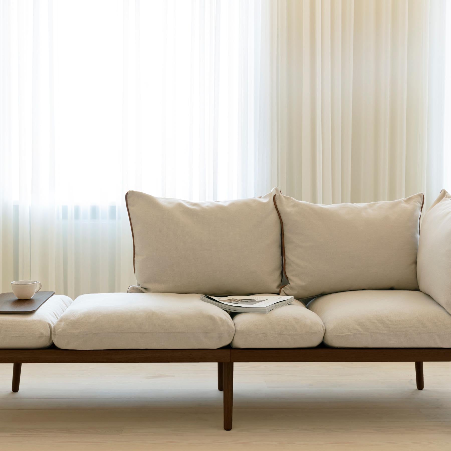 Modernes Lounge Around 3-Sitzer Sofa von Umage, perfekt für gemütliche Stunden und einladende Wohnräume in sanften Farben.