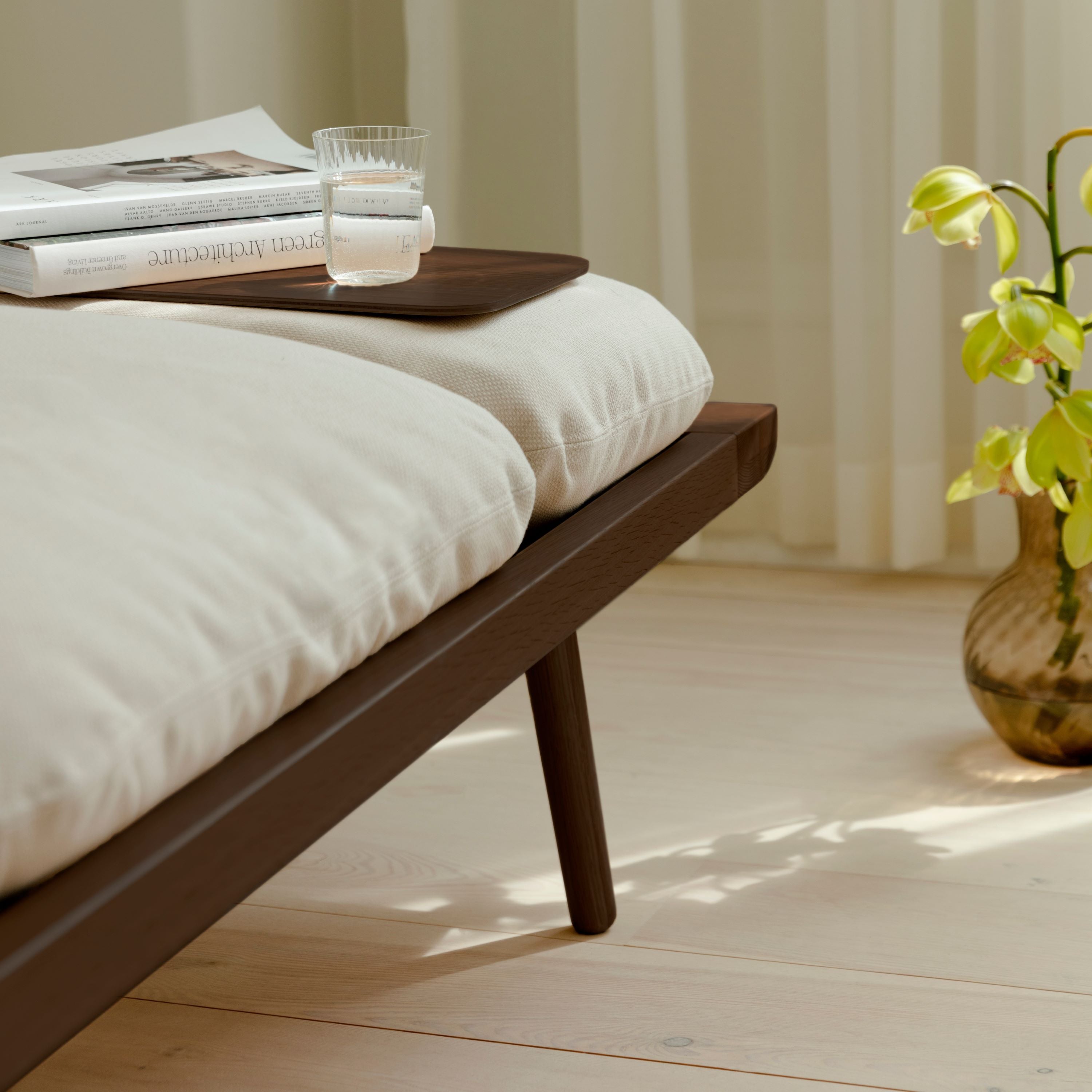 Modernes 3-Sitzer Sofa Lounge Around von Umage, perfekt für gemütliche Stunden und einladende Wohnräume in sanften Farben.