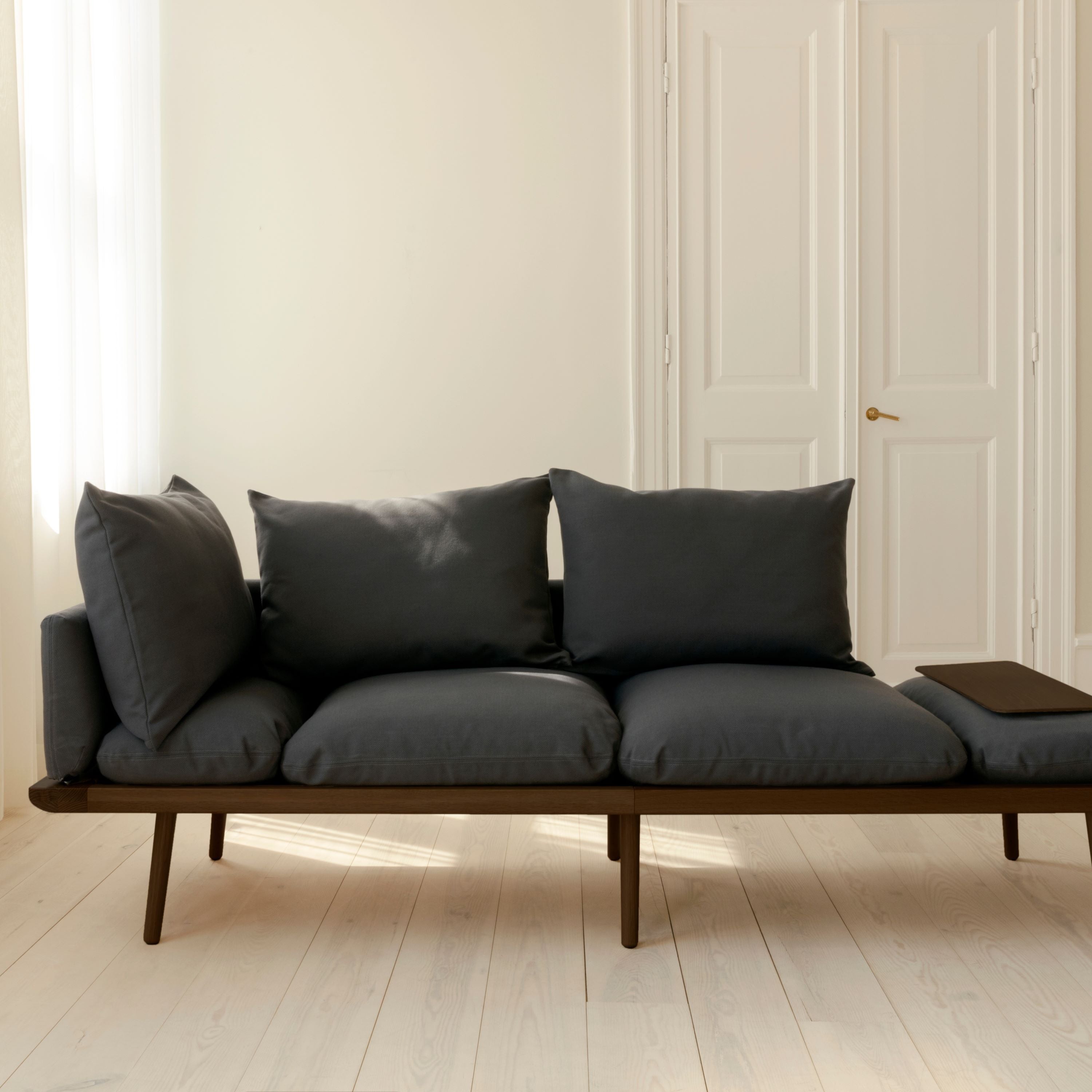 Stylisches 3-Sitzer Sofa Lounge Around von Umage in Shadow, ideal für gemütliche Abende und zeitgemäße Einrichtung.