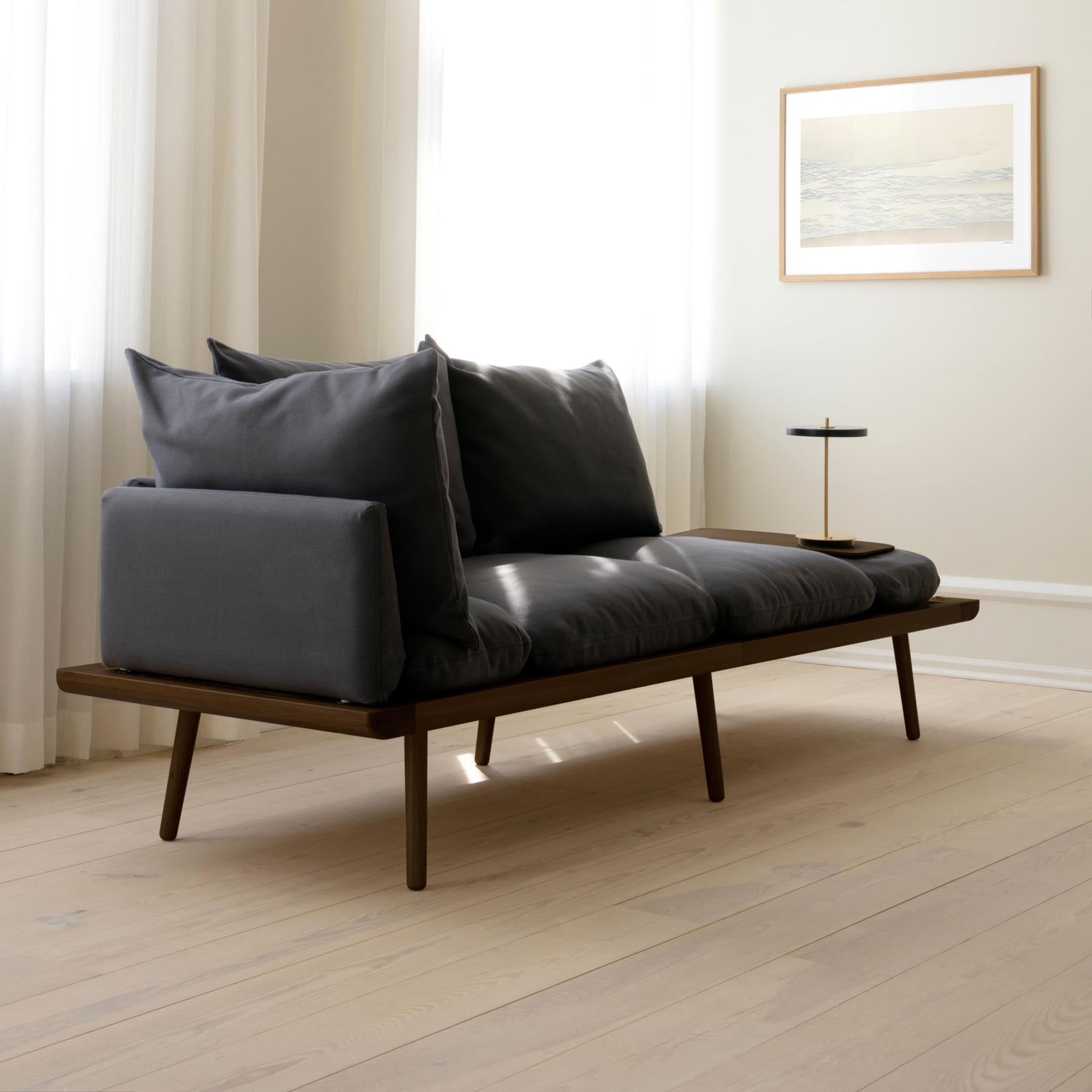 Elegantes Lounge Around 3-Sitzer Sofa von Umage in Shadow, perfekt für entspannte Stunden und modernes Wohndesign.