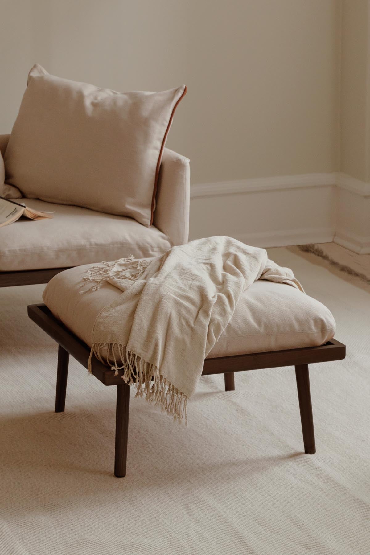 Lounge Around Shuffle Beistelltisch in White Sands präsentiert im Onlineshop von KAQTU Design AG. Pouf ist von Umage