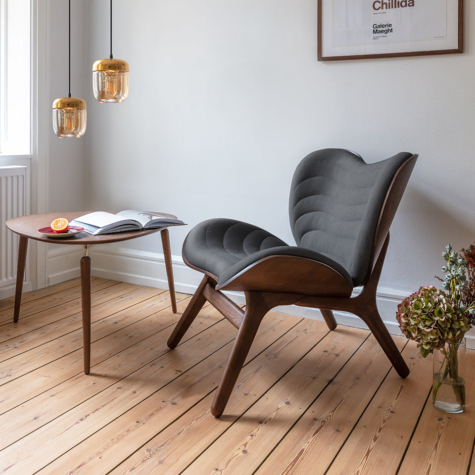 Moderner Hang Out Beistelltisch von Umage, aus hochwertigem Messing, perfekt für einladende Wohnräume und geschmackvolle Einrichtung.