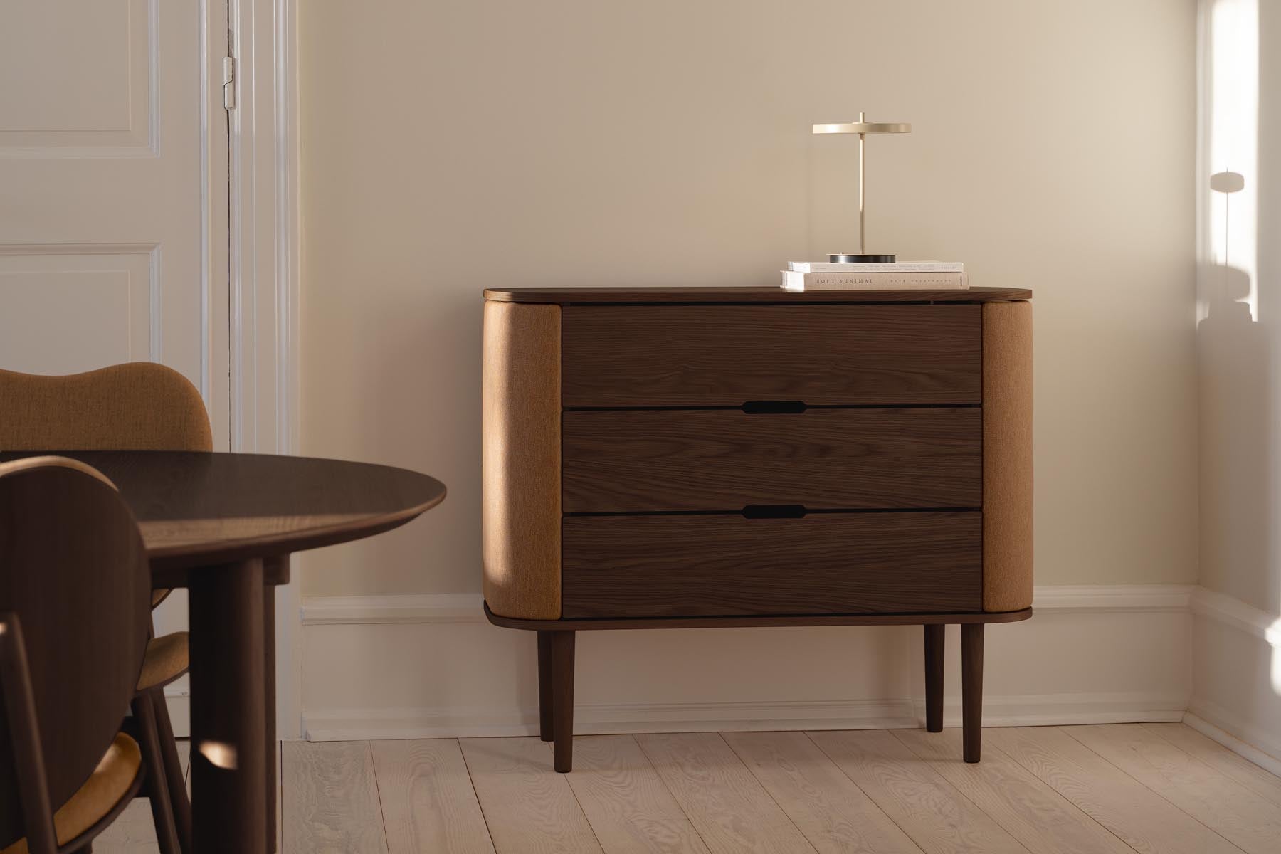 Moderne Treasures Kommode in warmem Sugar Brown von Umage, perfekt für eine stilvolle und funktionale Einrichtung.