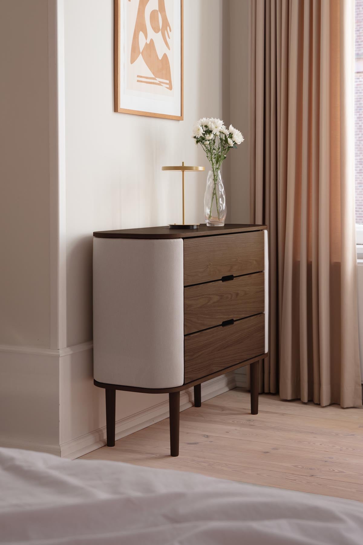 Elegante Treasures Dresser Kommode von Umage in sanften Weißtönen, ideal für ein modernes und stilvolles Zuhause.