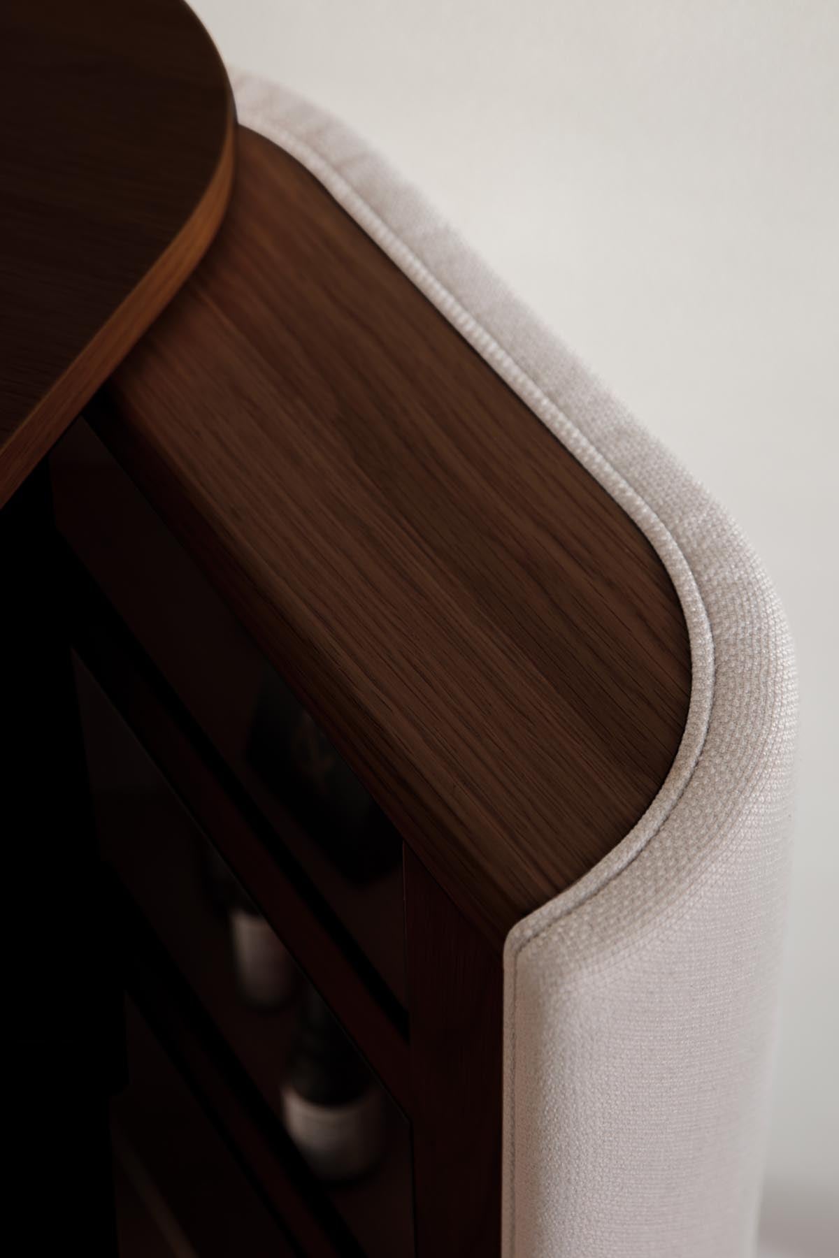 Moderne Treasures Dresser Kommode von Umage in sanften Weißtönen, perfekt für stilvolle Wohnräume und funktionale Einrichtung.