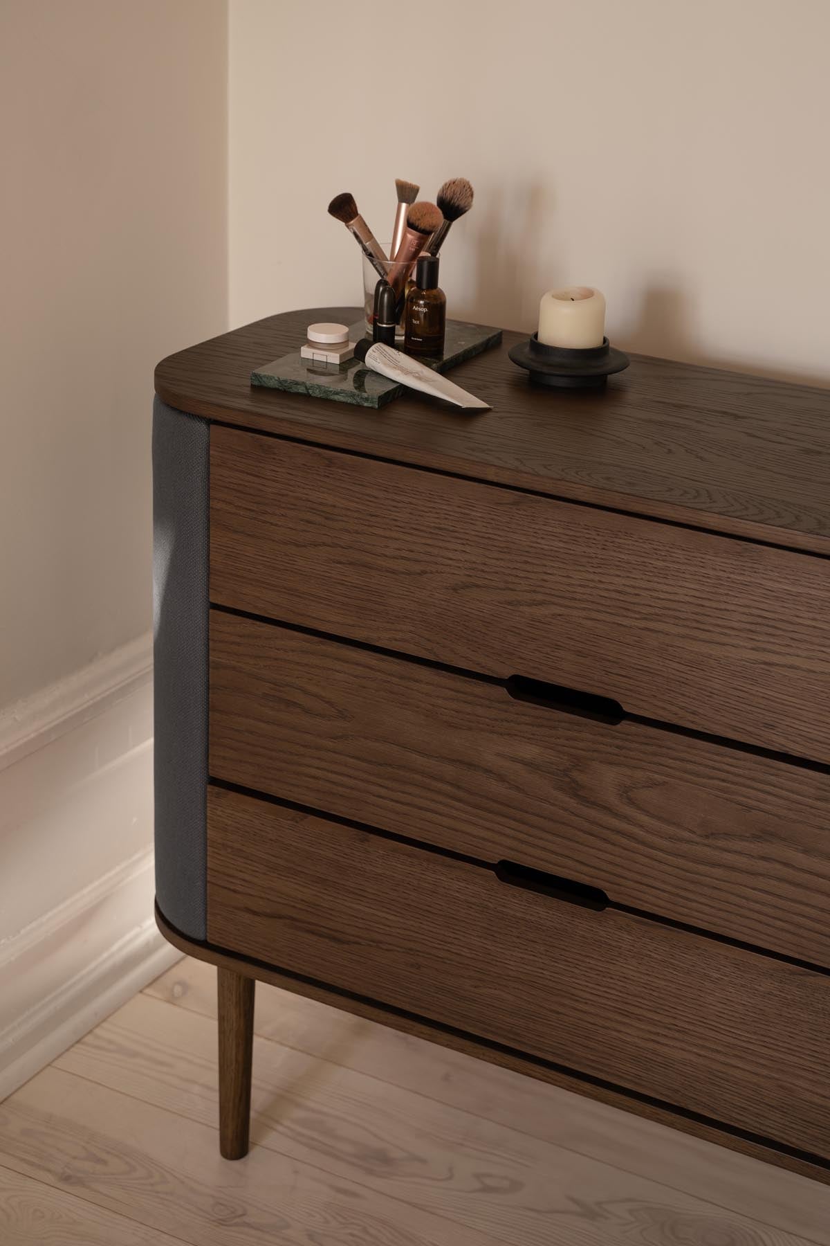 Elegante Treasures Dresser Kommode von Umage in stilvollem Shadow-Finish, ideal für eine moderne und funktionale Einrichtung.
