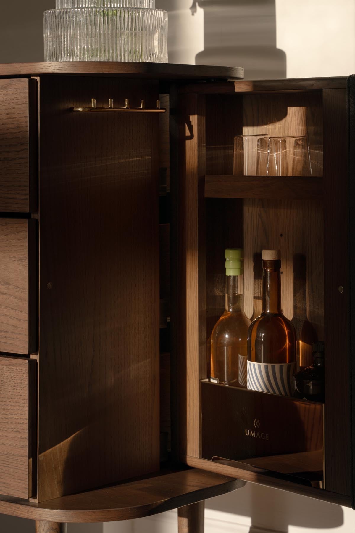 Moderne Treasures Dresser Kommode von Umage im Shadow-Finish, perfekt für stilvolle Akzente in jedem Raum.