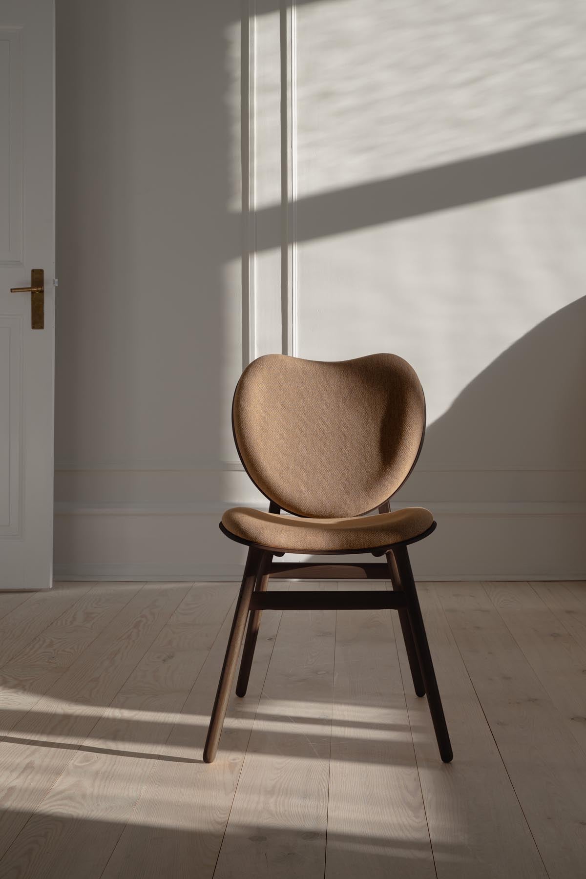 A Conversation Piece Esszimmerstuhl in Sugar Brown präsentiert im Onlineshop von KAQTU Design AG. Stuhl ist von Umage