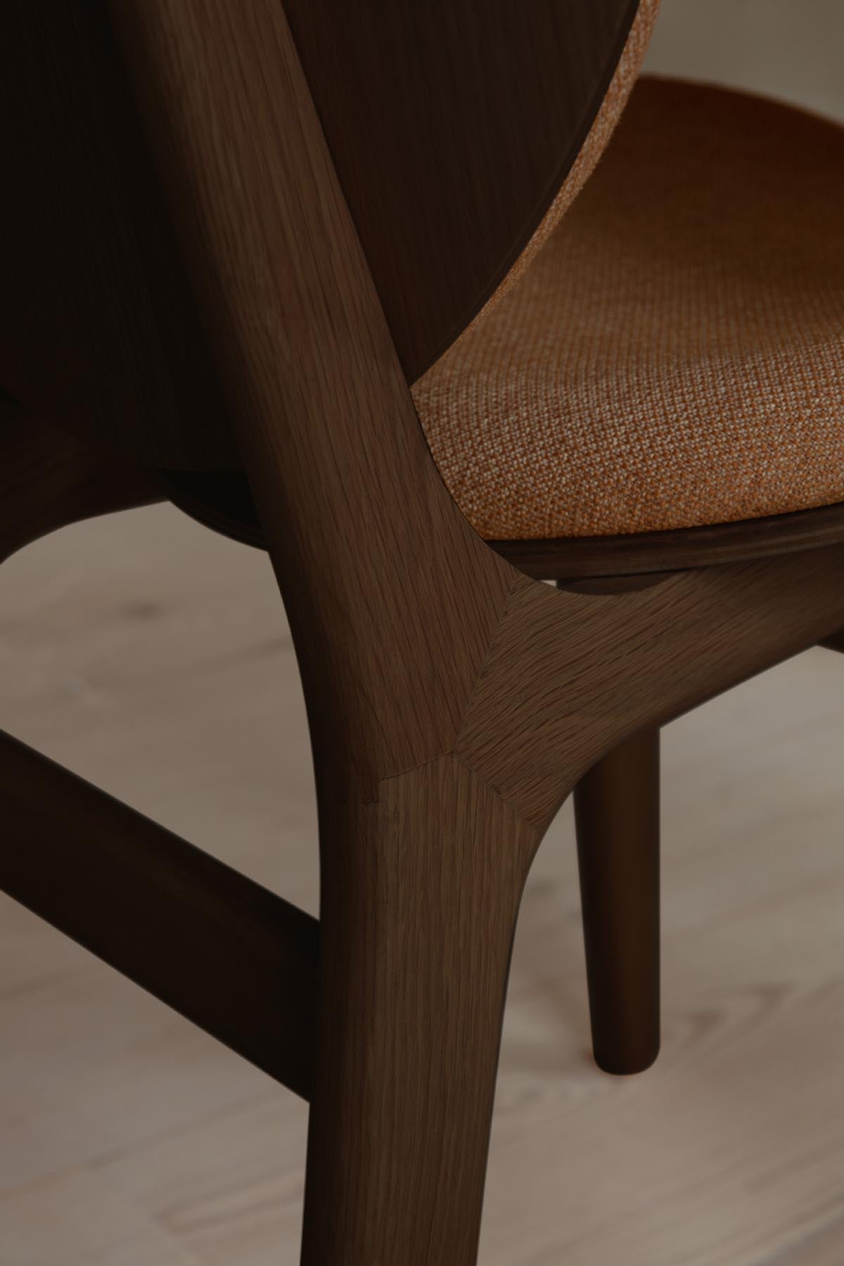 A Conversation Piece Esszimmerstuhl in Sugar Brown präsentiert im Onlineshop von KAQTU Design AG. Stuhl ist von Umage