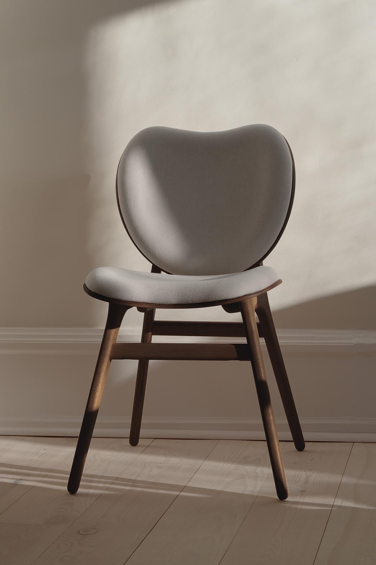 A Conversation Piece Esszimmerstuhl in Sterling präsentiert im Onlineshop von KAQTU Design AG. Stuhl ist von Umage