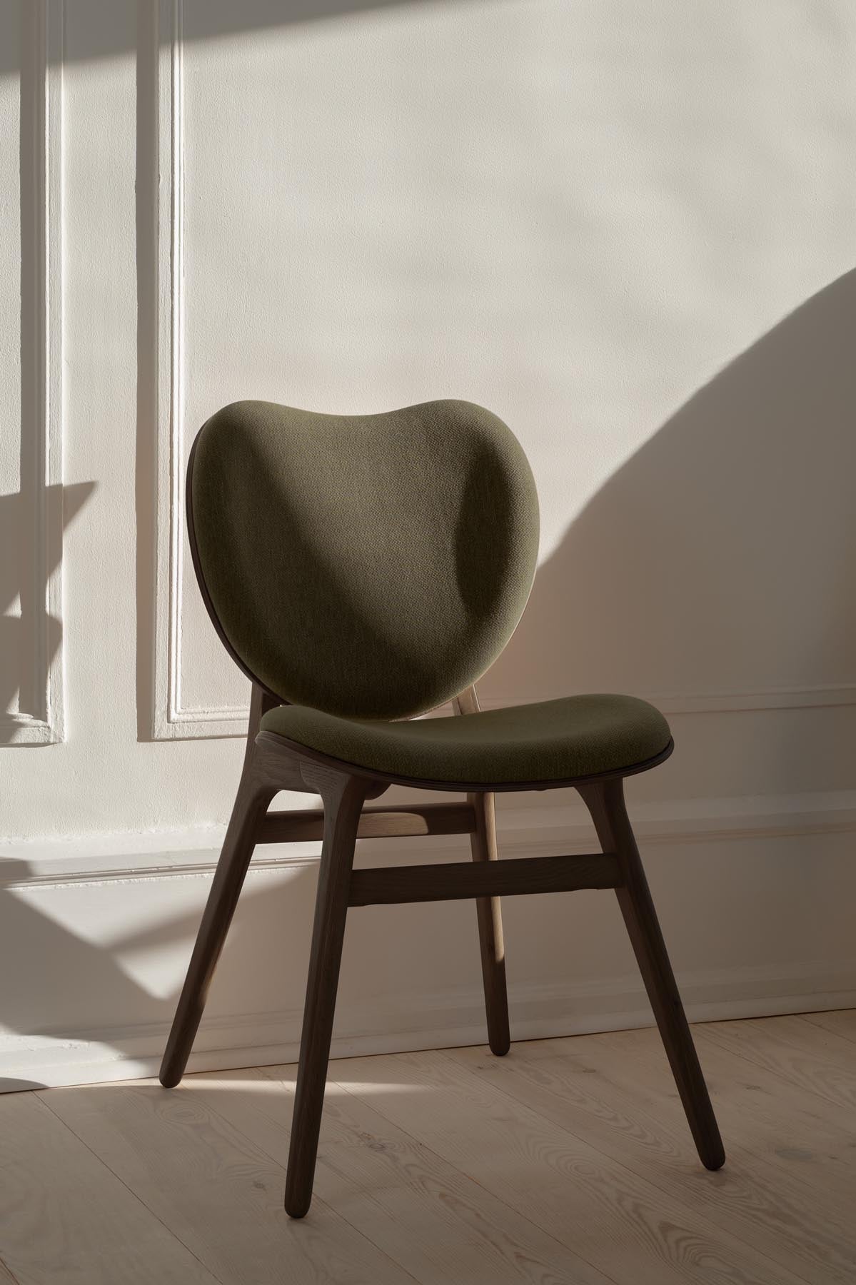 Eleganter Esszimmerstuhl A Conversation Piece von Umage in sanften Grüntönen, ideal für stilvolle und gemütliche Esszimmer.