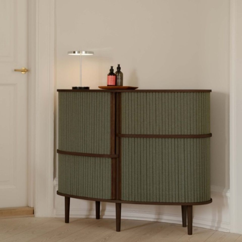 Elegantes Audacious Highboard von Umage in sanften Farben, ideal für stilvolle Wohnräume und moderne Einrichtungskonzepte.