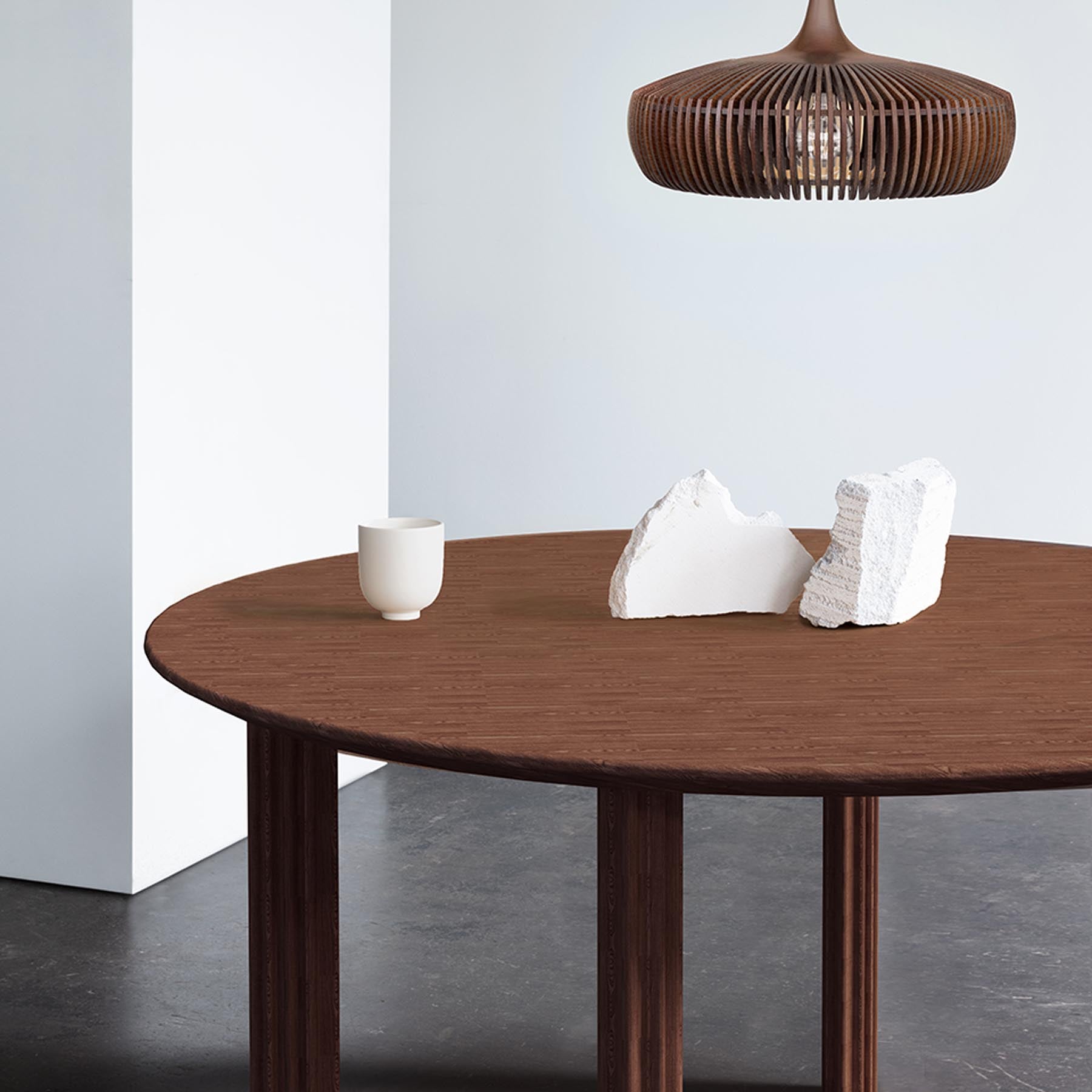 Eleganter Comfort Circle Esstisch in dunkler Eiche, ideal für stilvolle Essbereiche, präsentiert von Umage.