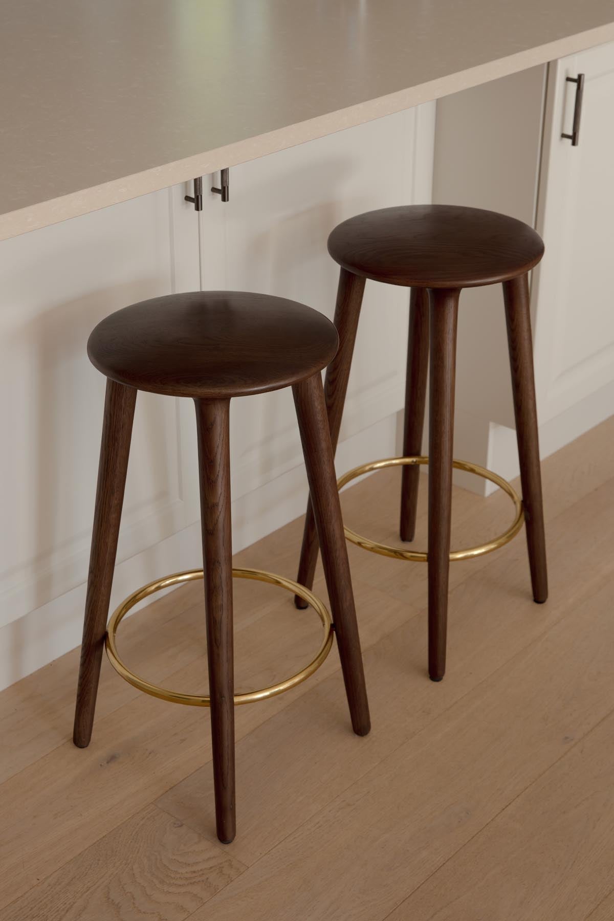 Eleganter Barhocker "The Socialite" von Umage, gefertigt aus hochwertigem Eichenholz, ideal für stilvolle Wohnräume und moderne Bars.