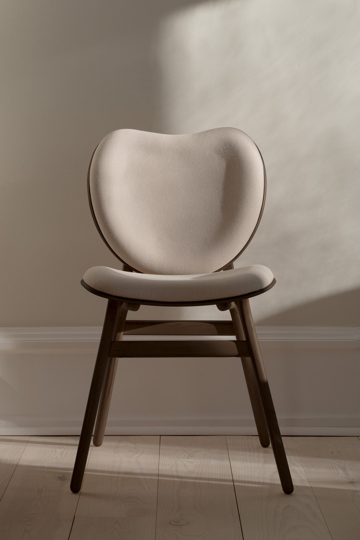A Conversation Piece Esszimmerstuhl in White Sands präsentiert im Onlineshop von KAQTU Design AG. Stuhl ist von Umage