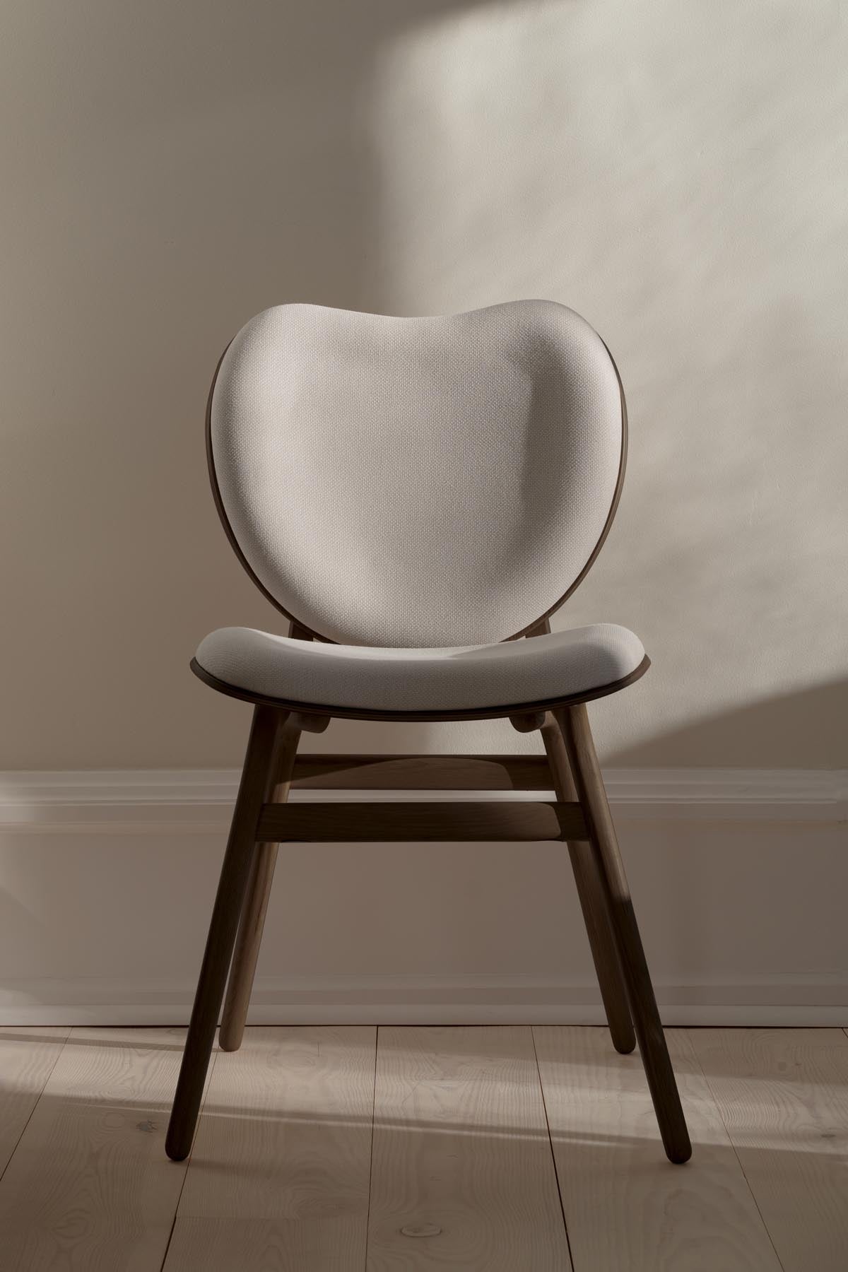 Eleganter Esszimmerstuhl A Conversation Piece von Umage in stilvollem Sterling, ideal für gemütliche Esszimmer und gesellige Zusammenkünfte.
