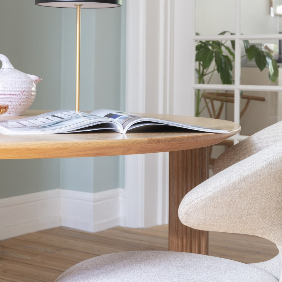 Eleganter Time Flies Stuhl von Umage in sanftem Weiß, ideal für stilvolle Interiors, mit komfortablen Armlehnen und modernem Flair.