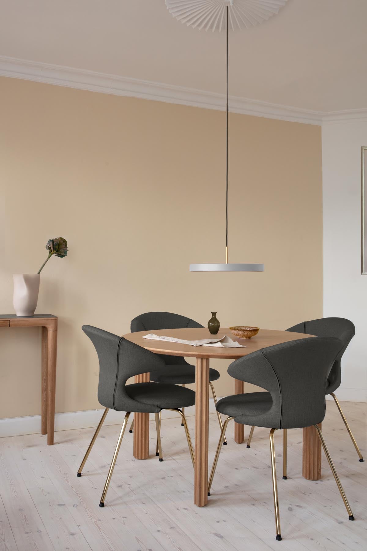 Eleganter Time Flies Stuhl mit Armlehnen in stilvollem Shadow-Finish, ideal für modernes Wohndesign und Komfort.