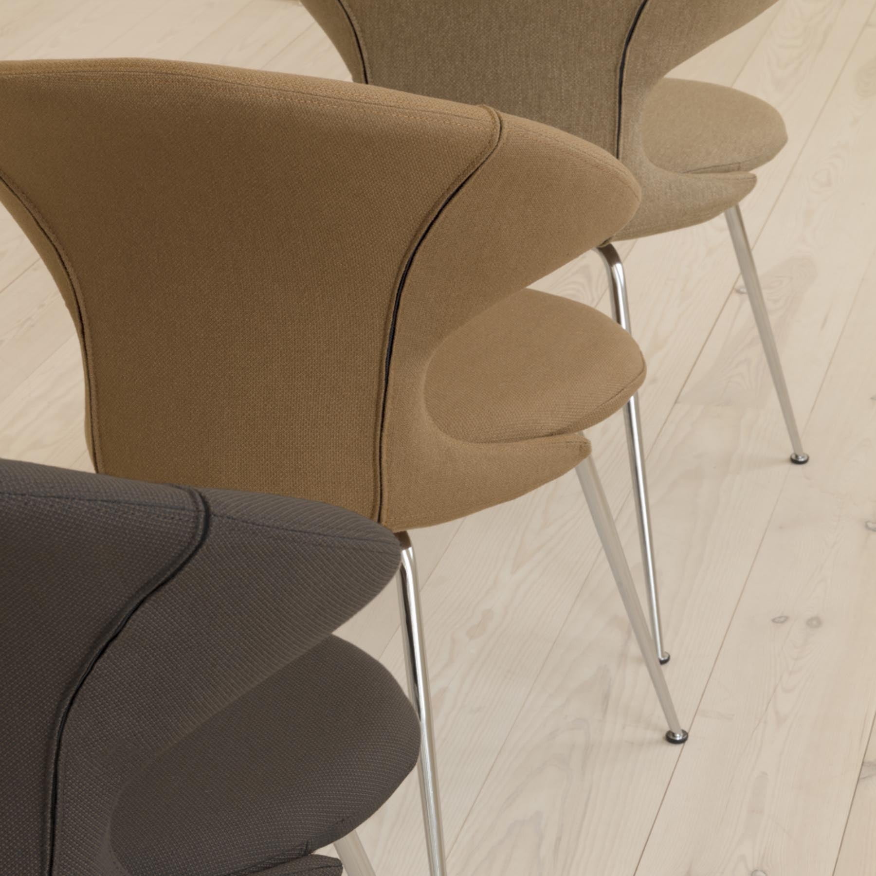 Eleganter Time Flies Stuhl von Umage in warmem Caramel, ideal für stilvolle Interiors und komfortable Entspannungsecken.