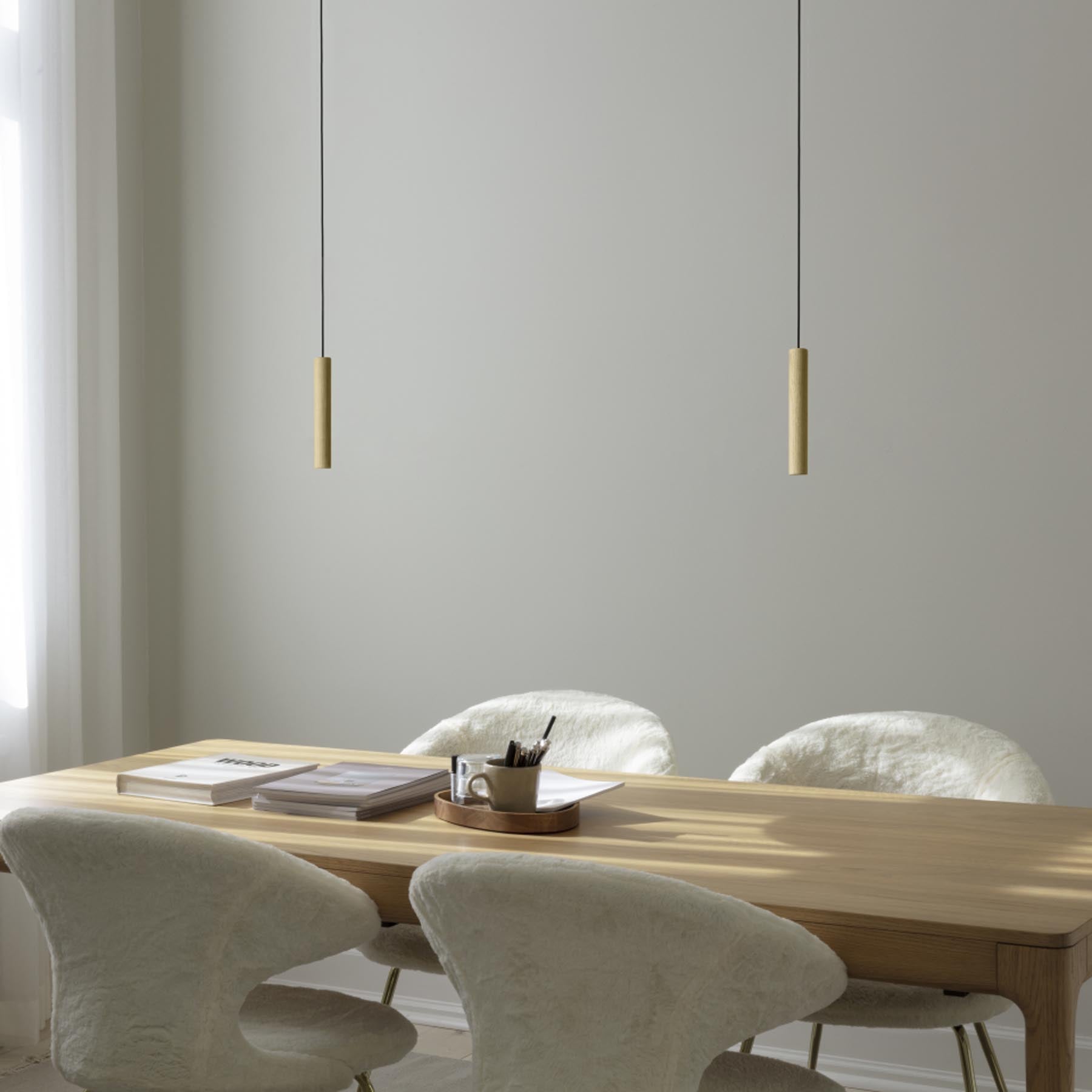 Eleganter Time Flies Stuhl in Teddy White, ideal für gemütliche Räume, bietet Komfort durch seine sanften Armlehnen und modernes Design.