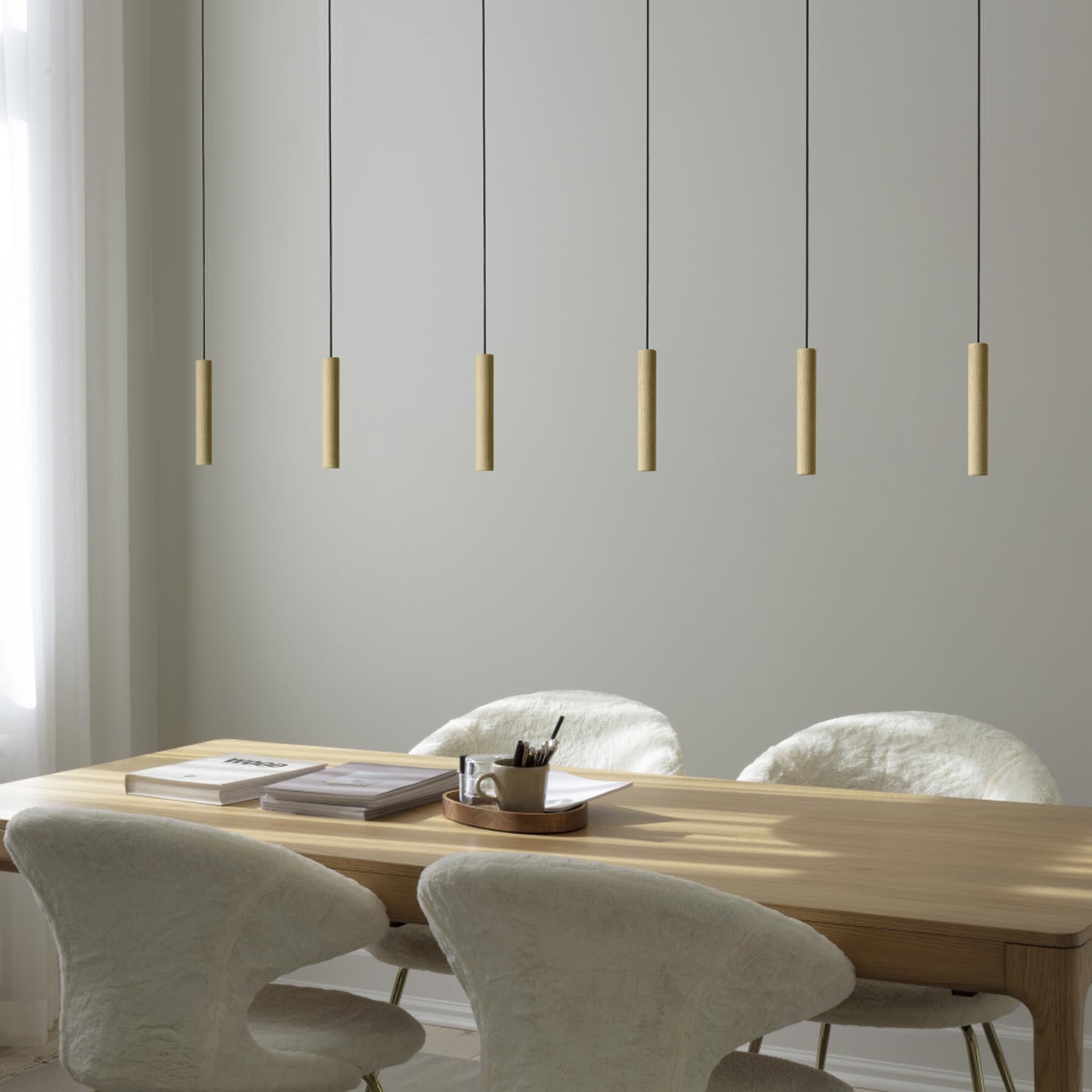 Stylischer Time Flies Stuhl in Teddy White, perfekt für entspannte Wohnräume, vereint modernes Design mit bequemen Armlehnen.