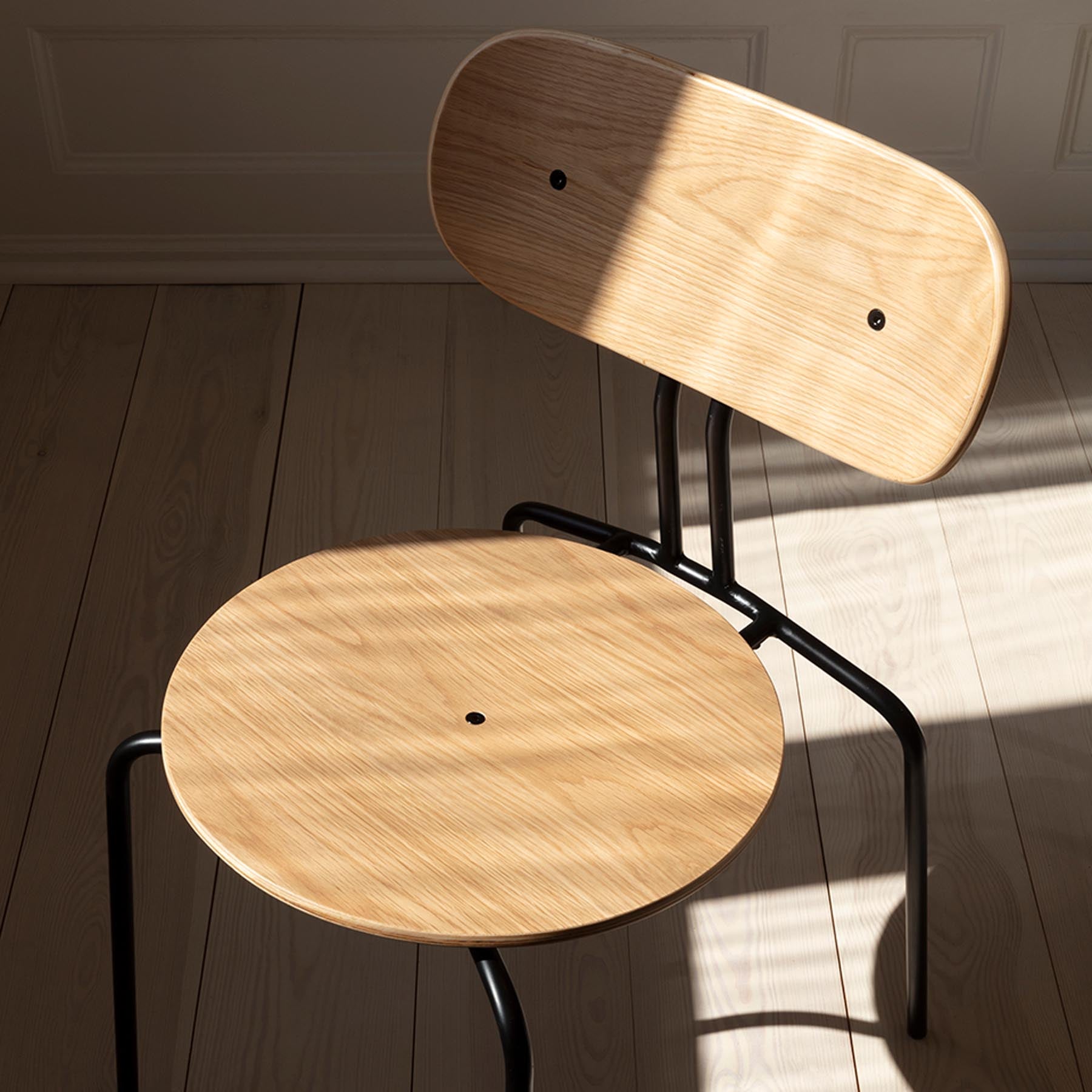 Eleganter gepolsterter Curious Stuhl von Umage, ideal für stilvolle Innenräume und komfortable Sitzgelegenheiten.