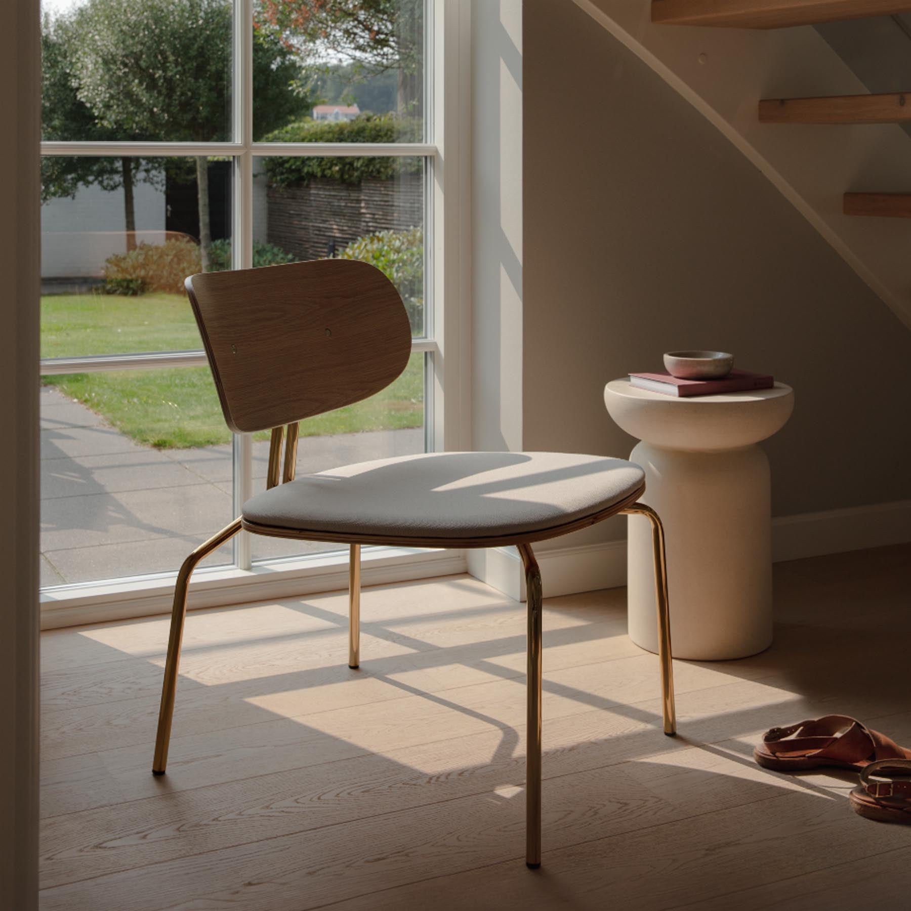 Eleganter Curious Sessel in sanften Weißtönen, ideal für stilvolle Wohnräume, präsentiert von Umage.