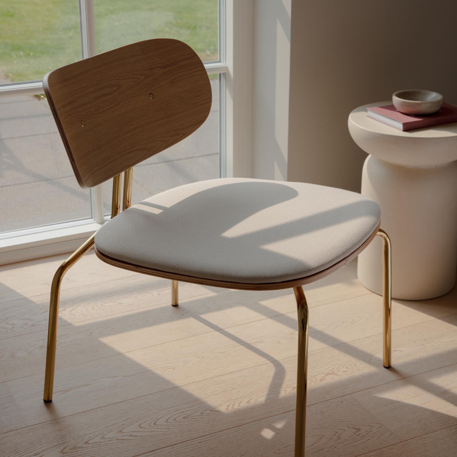 Moderner Curious Sessel von Umage in sanften Weißtönen, perfekt für gemütliche Ecken und stilvolle Einrichtungsideen.