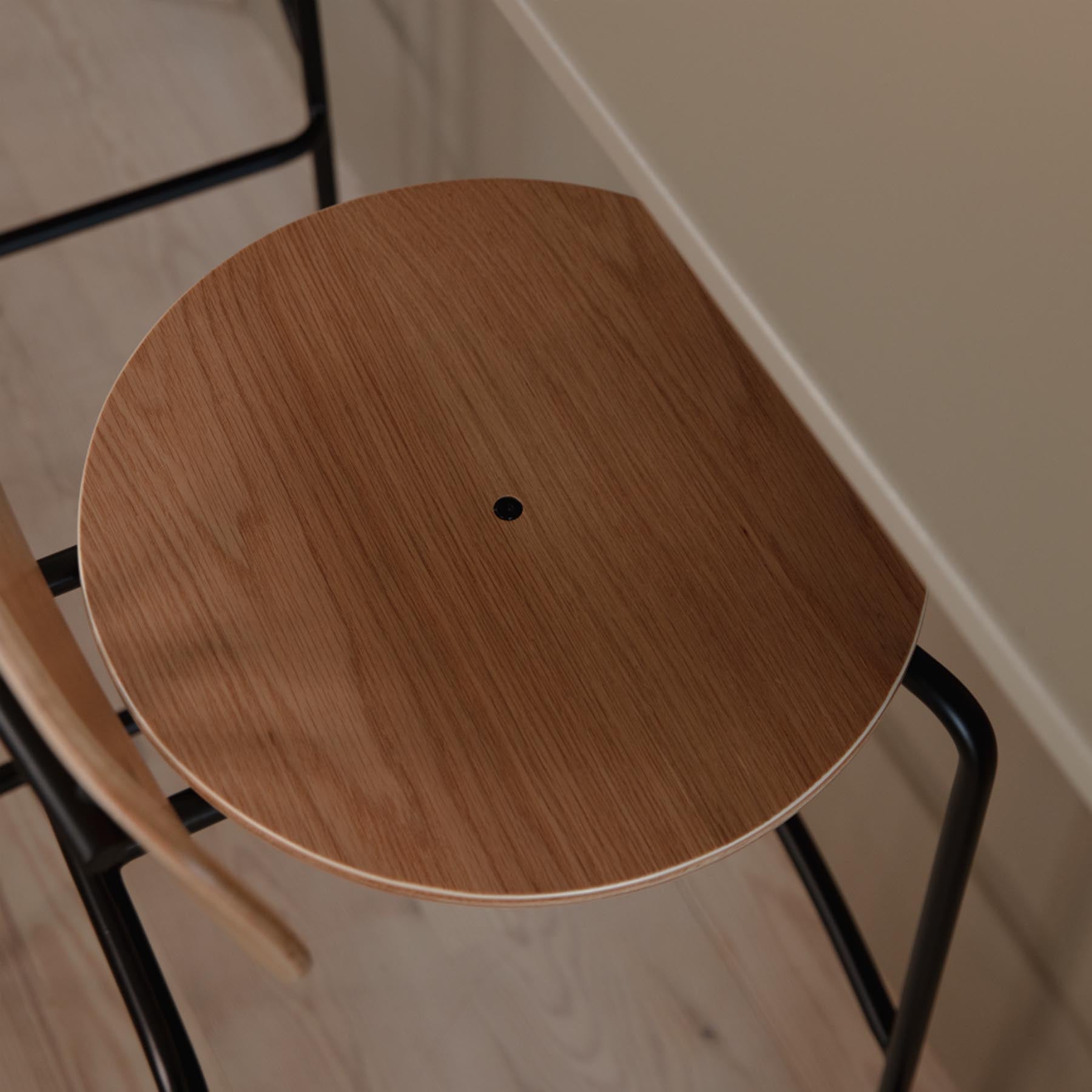 Eleganter Curious Barstuhl von Umage in stilvollem Shadow, ideal für moderne Wohnräume und Bars. Hochwertiges Design trifft Funktionalität.